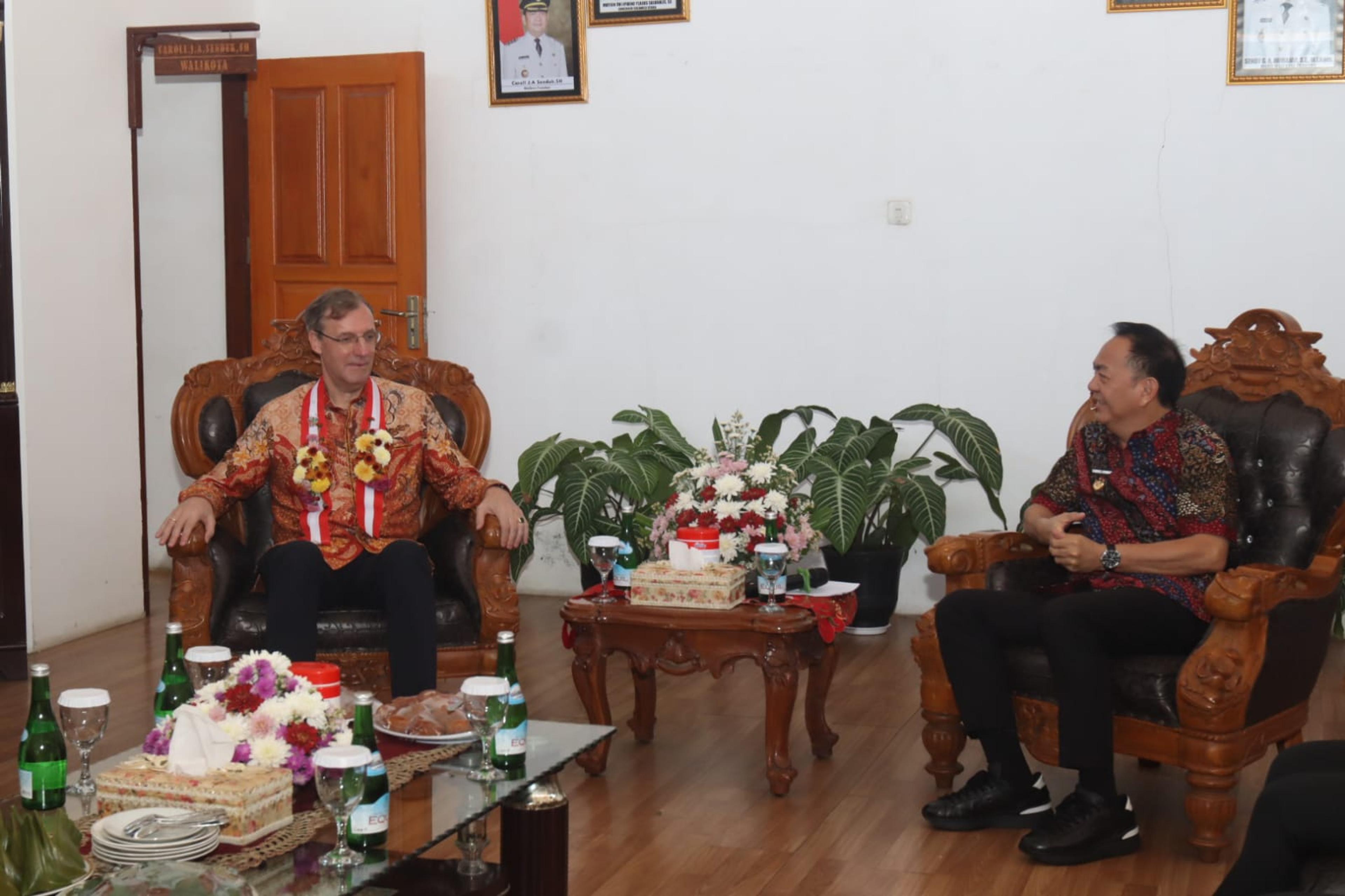 Wakil Dubes Belanda Adriaan Palm berkeliling sambil melaksanakan dialog di Kota Tomohon, didampibgi Wali Kota Caroll Caroll Senduk. (Ist)