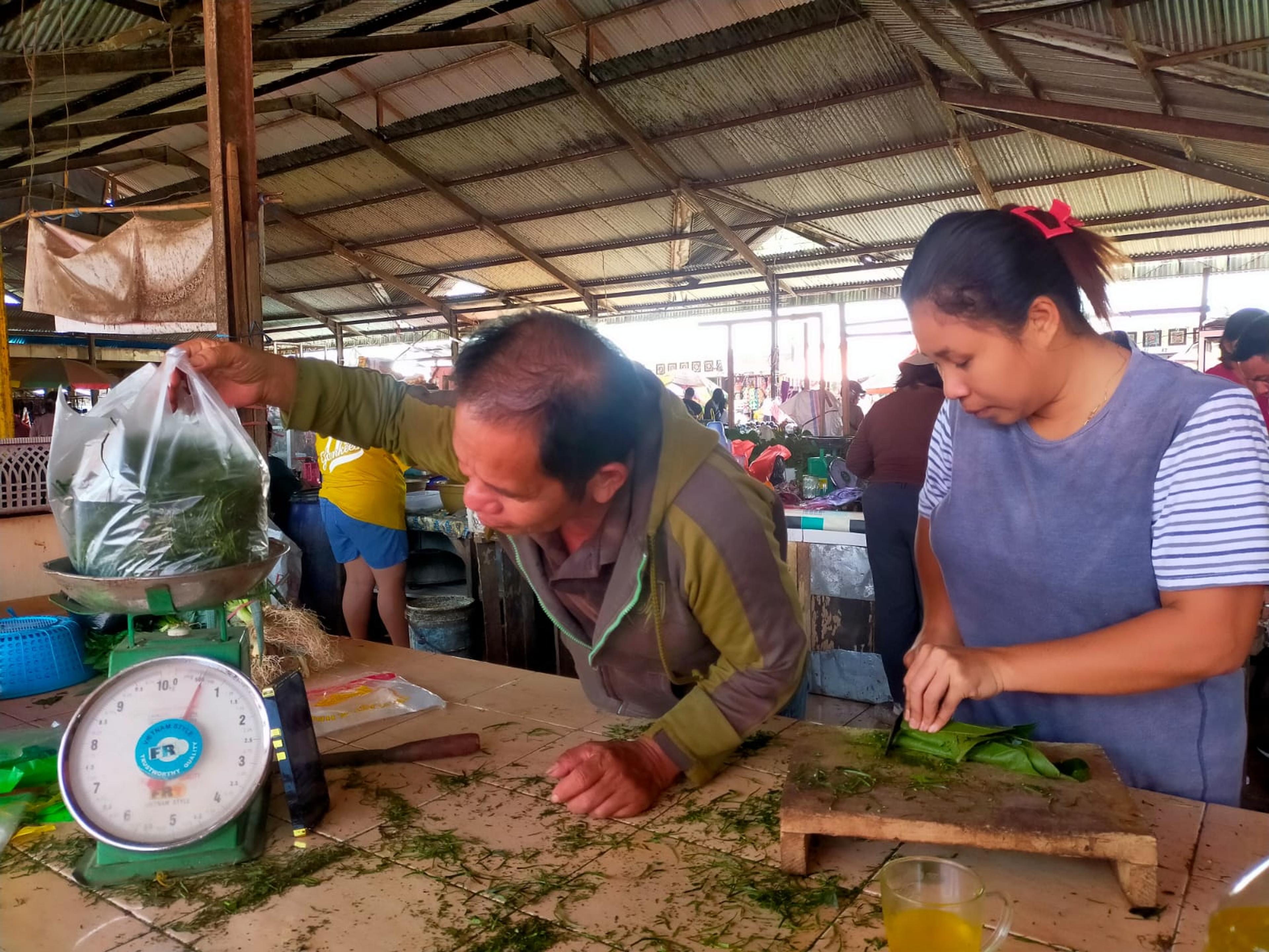 Jelang Pengucapan Syukur, Sayur Pangi Paling Laris di Pasar Tomohon