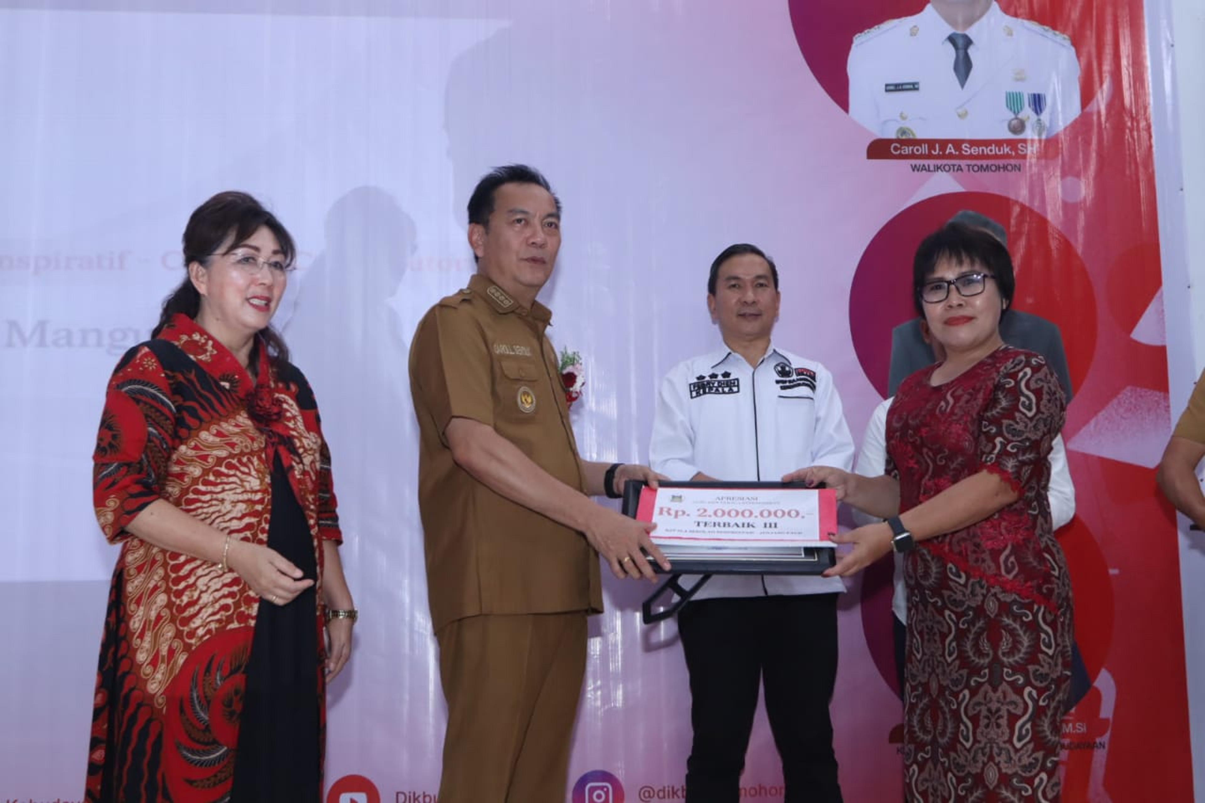Puncak Hari Guru, Pemkot Tomohon Berikan Penghargaan Kepada 30 Guru