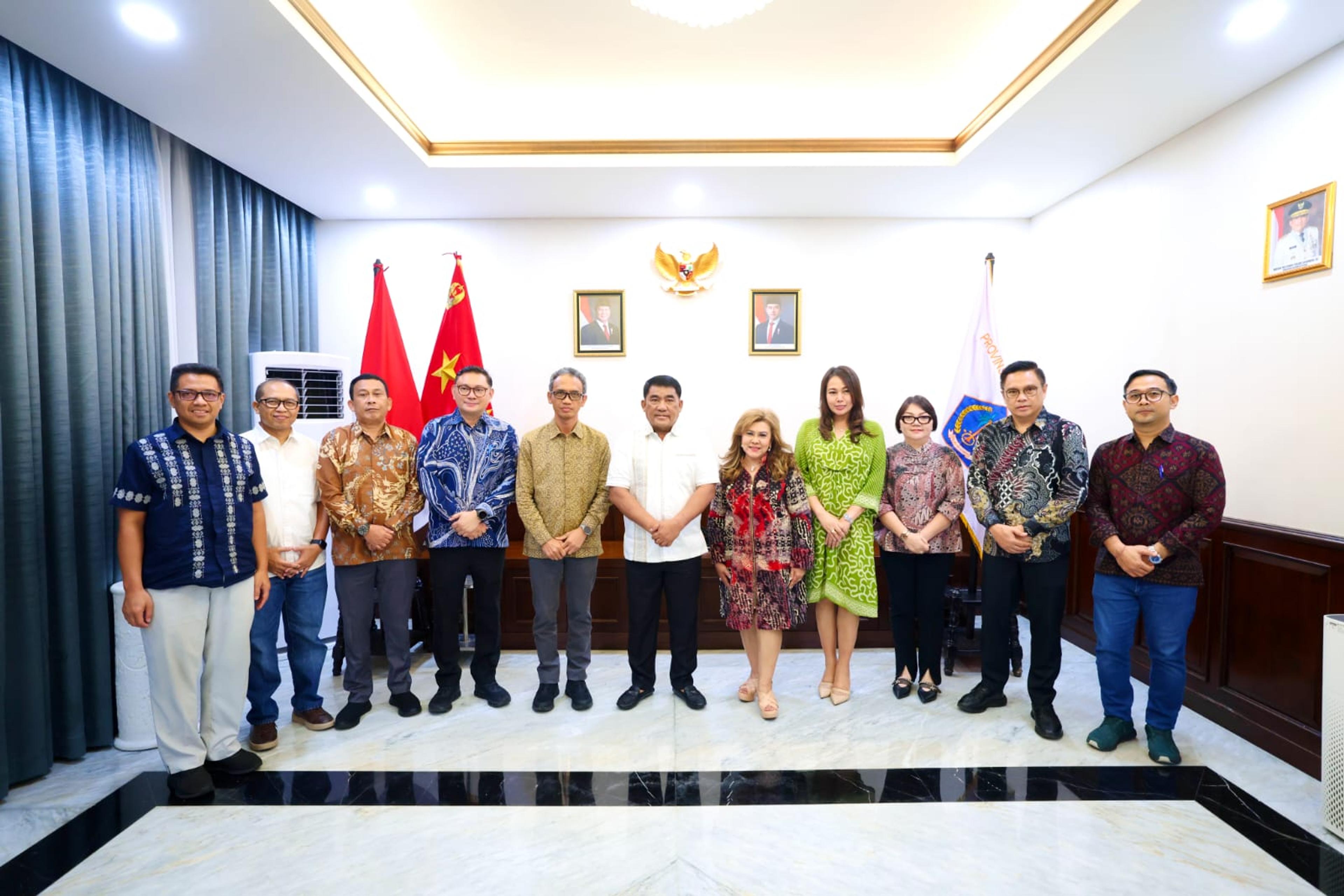 Gubernur Sulut Yulius Selvanus menerima audensi Panitia Tomohon International Flower Festival (TIFF) 2026 di Wisma Negara Bumi Beringin, Manado, Sabtu 4/7/2026. (Ist)