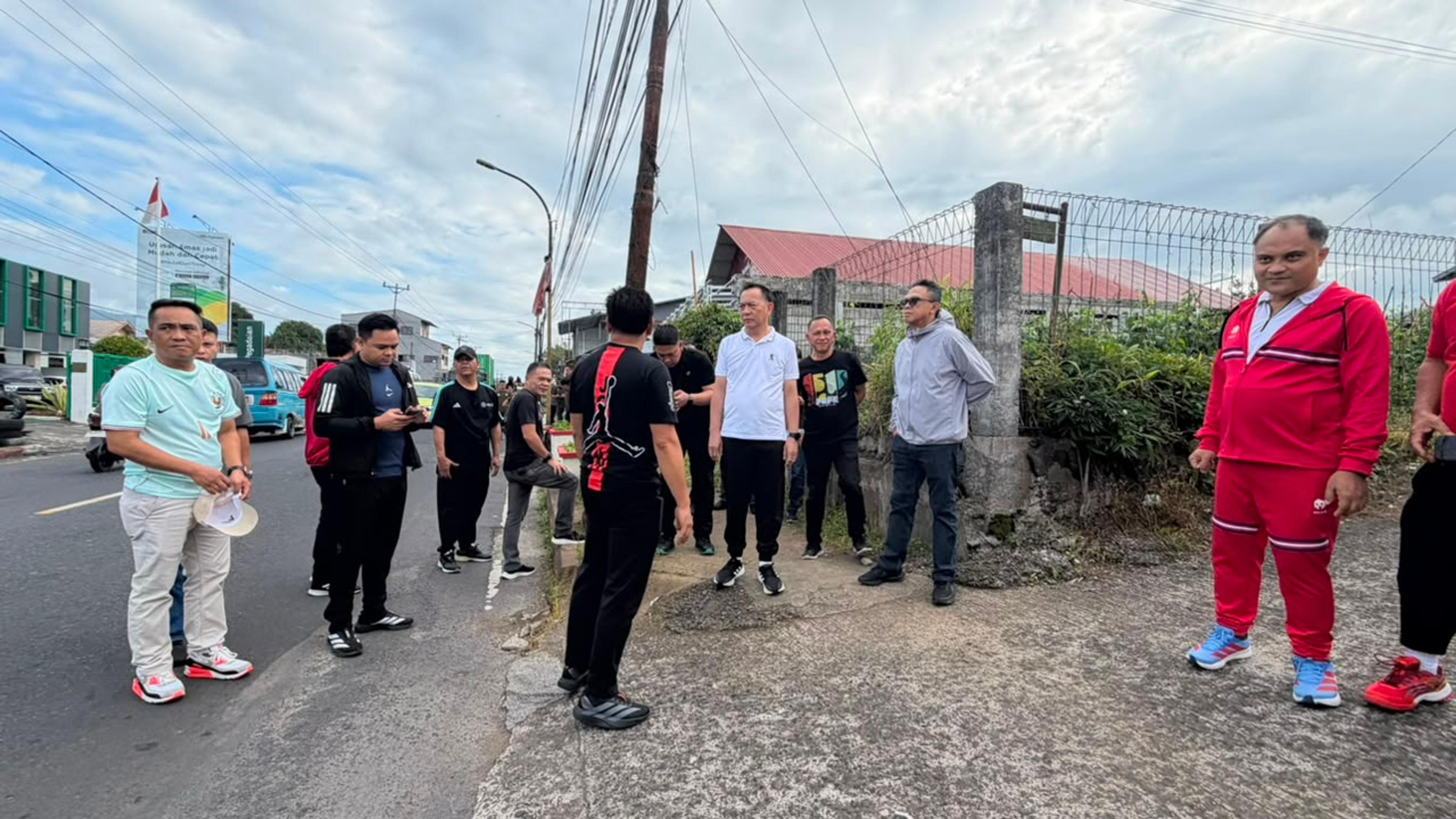 Wali Kota Tomohon Caroll Senduk bersama Sekretaris Daerah Kota Tomohon Edwin Roring melakukan inspeksi lapangan di sepanjang jalan protokol Kota Tomohon. (Ist)