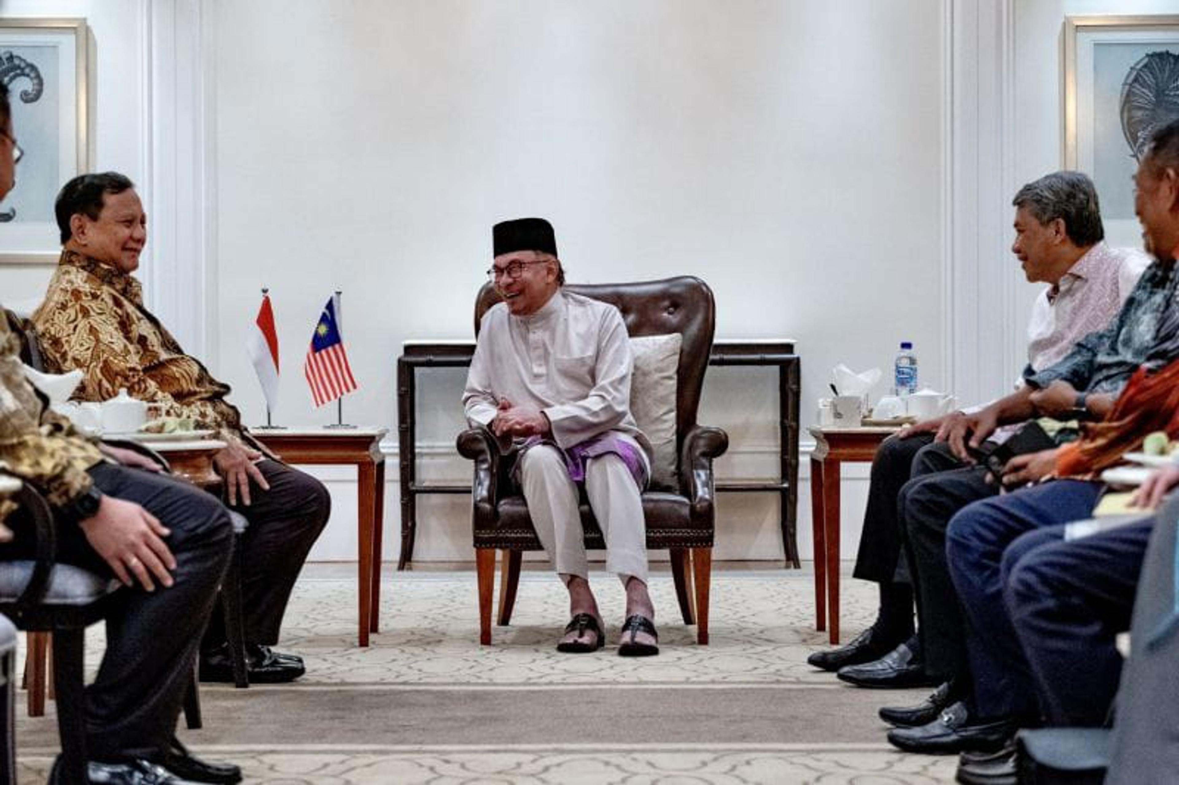 Prabowo Bertemu PM Malaysia Bahas Isu Sentral Bilateral