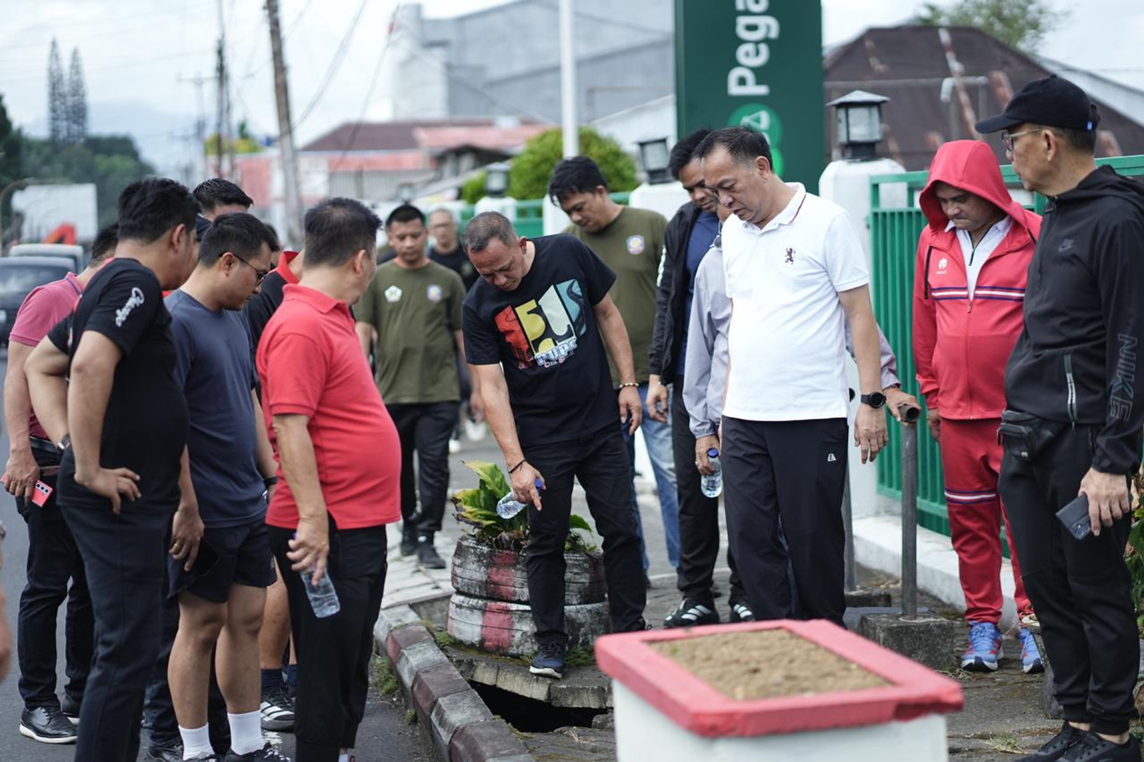 Wali Kota Caroll Senduk dan Sekda Edwin Roring Sidak Jalan Protokol Tomohon, Temukan Trotoar Rusak dan Drainase Tersumbat
