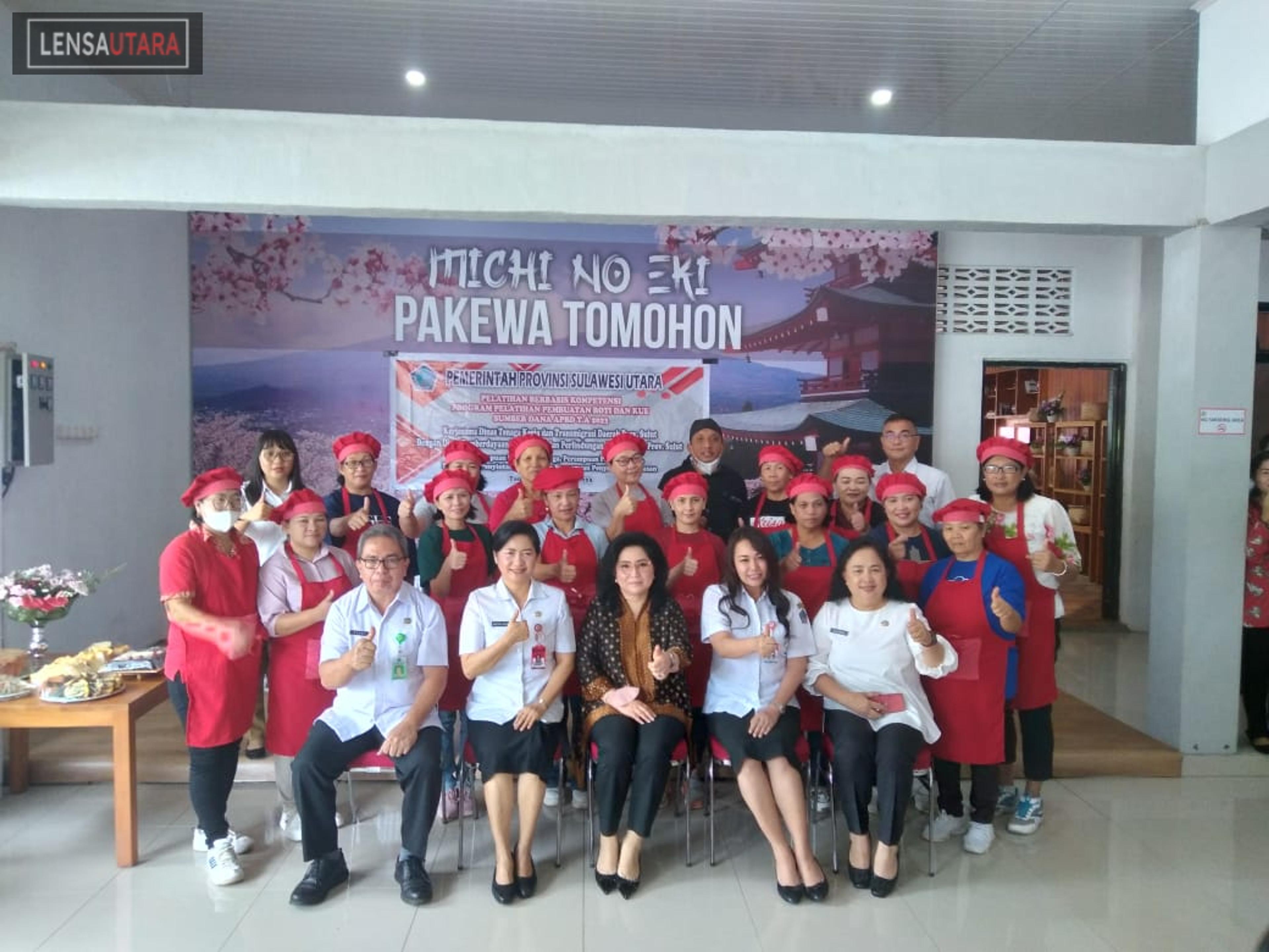 Hadiri Penutupan Pelatihan, Rita Tamuntuan Serahkan Bantuan Peralatan Pembuatan Kue