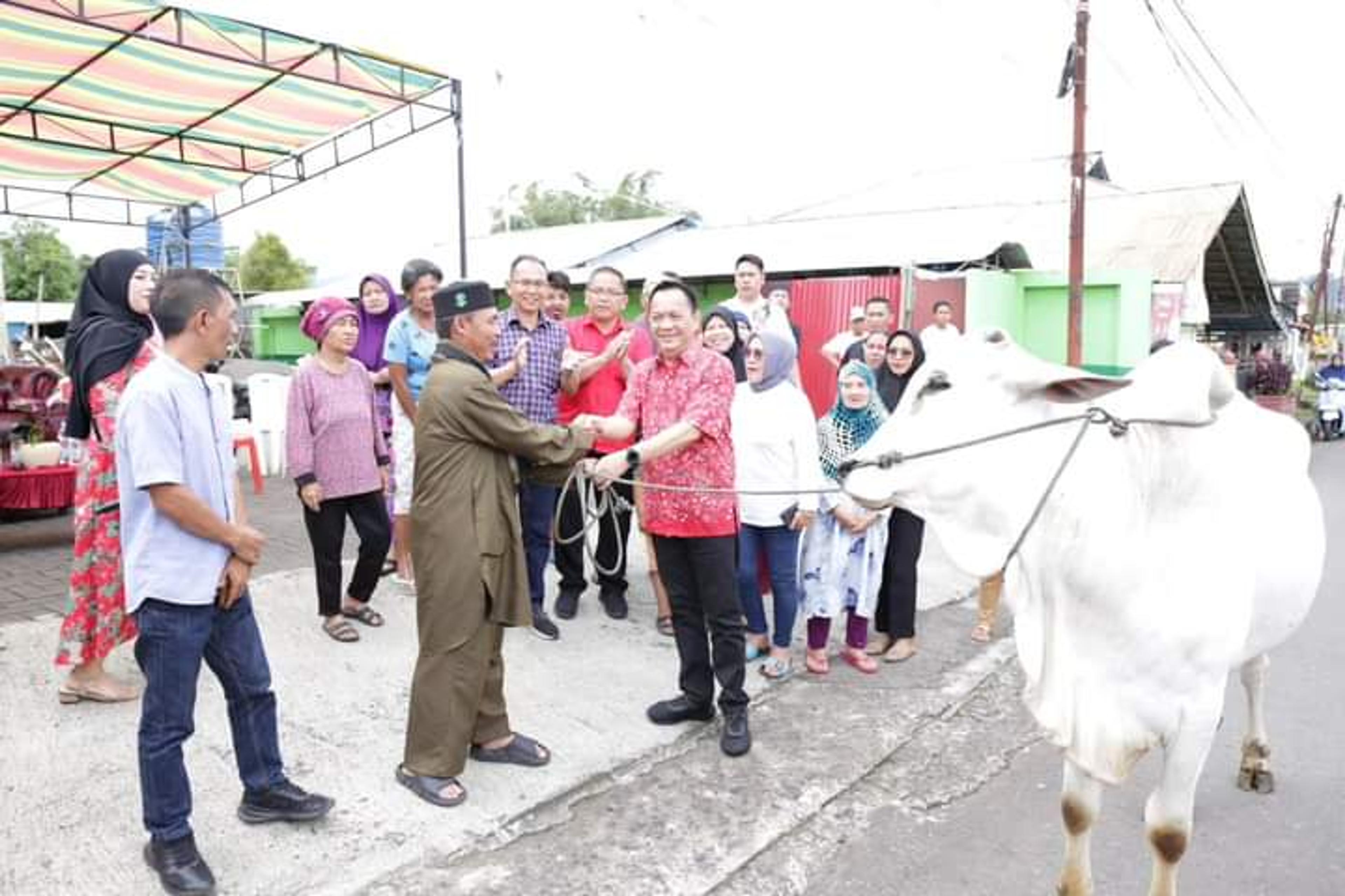 Caroll Senduk Serahkan Hewan Kurban Kepada Umat Muslim di Kampung Jawa Tomohon