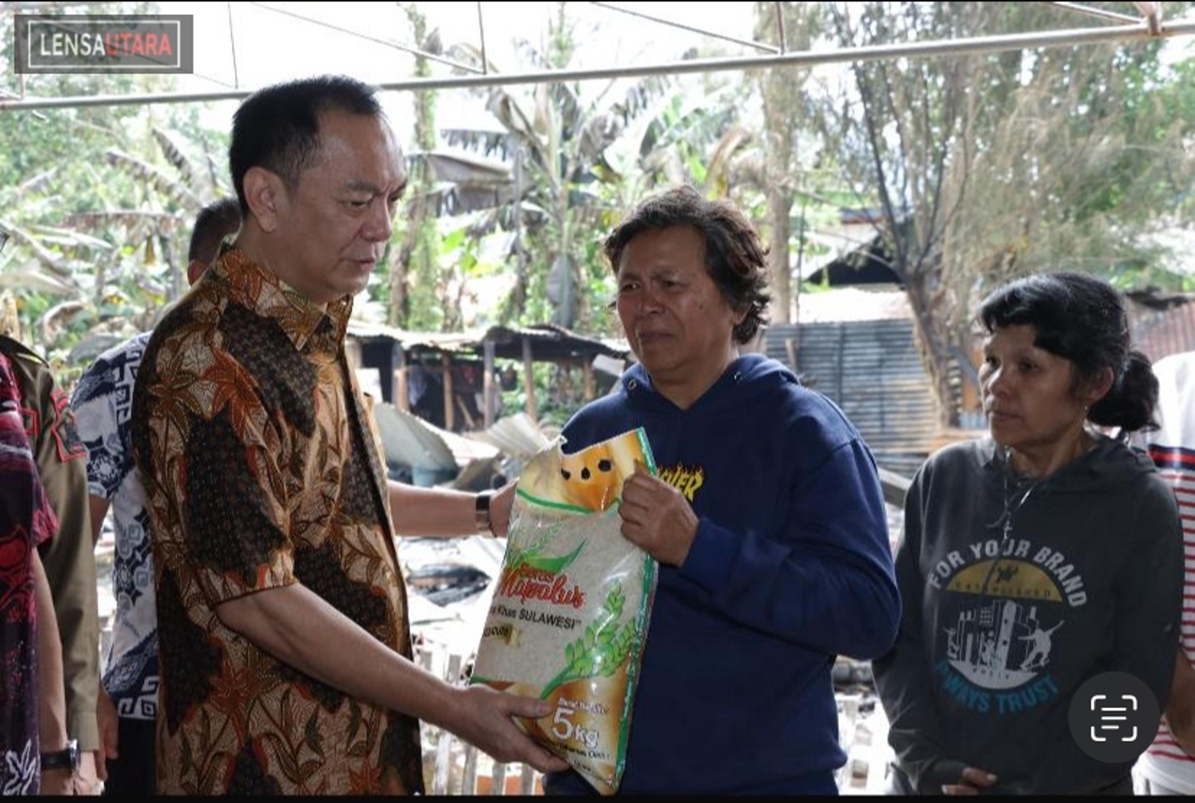 Bentuk Keprihatinan, Walikota Caroll Serahkan Bantuan Kepada Korban Kebakaran