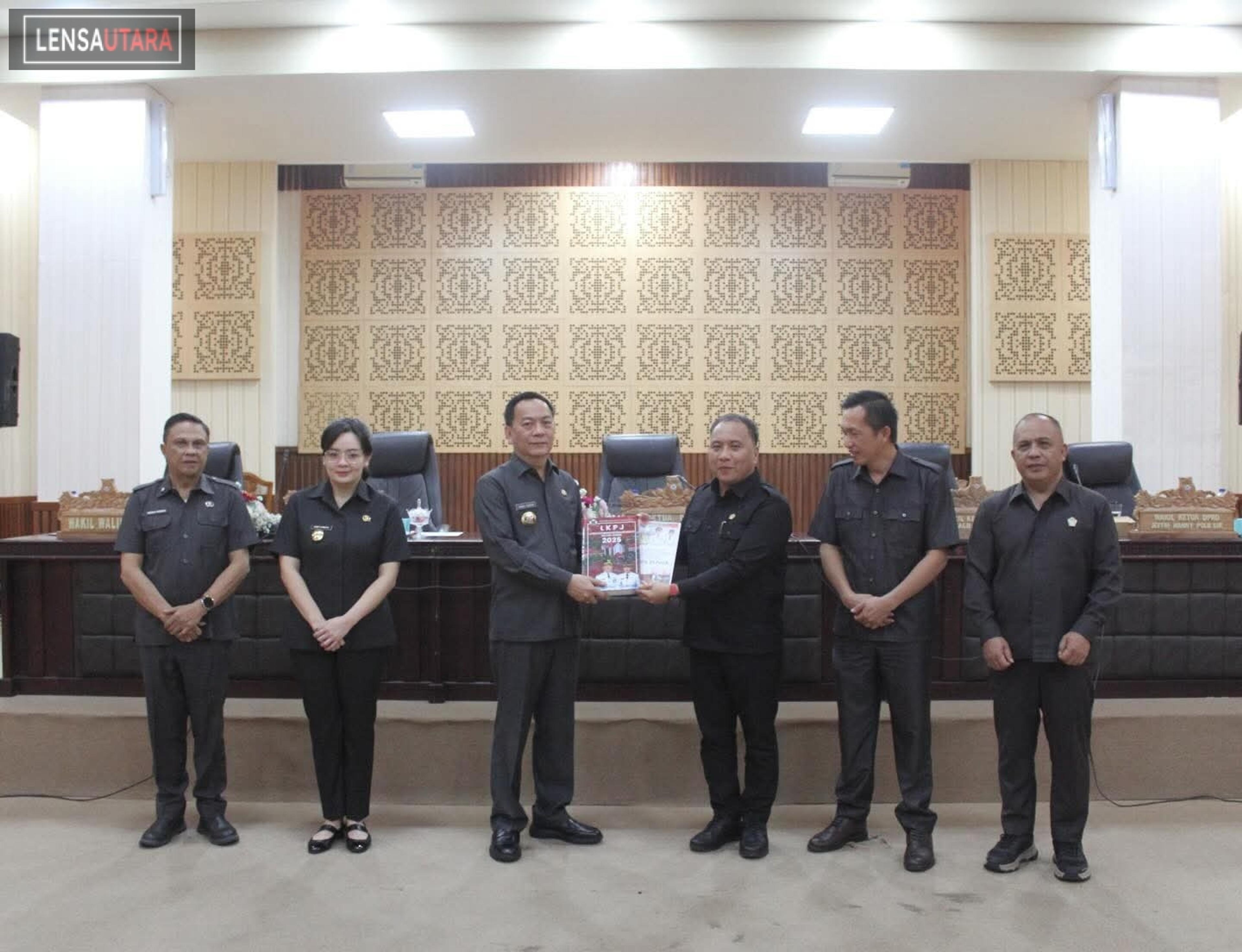 Serahkan LKPJ dan Bahas Regulasi “Tomohon Kota Bunga”, Caroll Sampaikan 4 Aspek Krusial