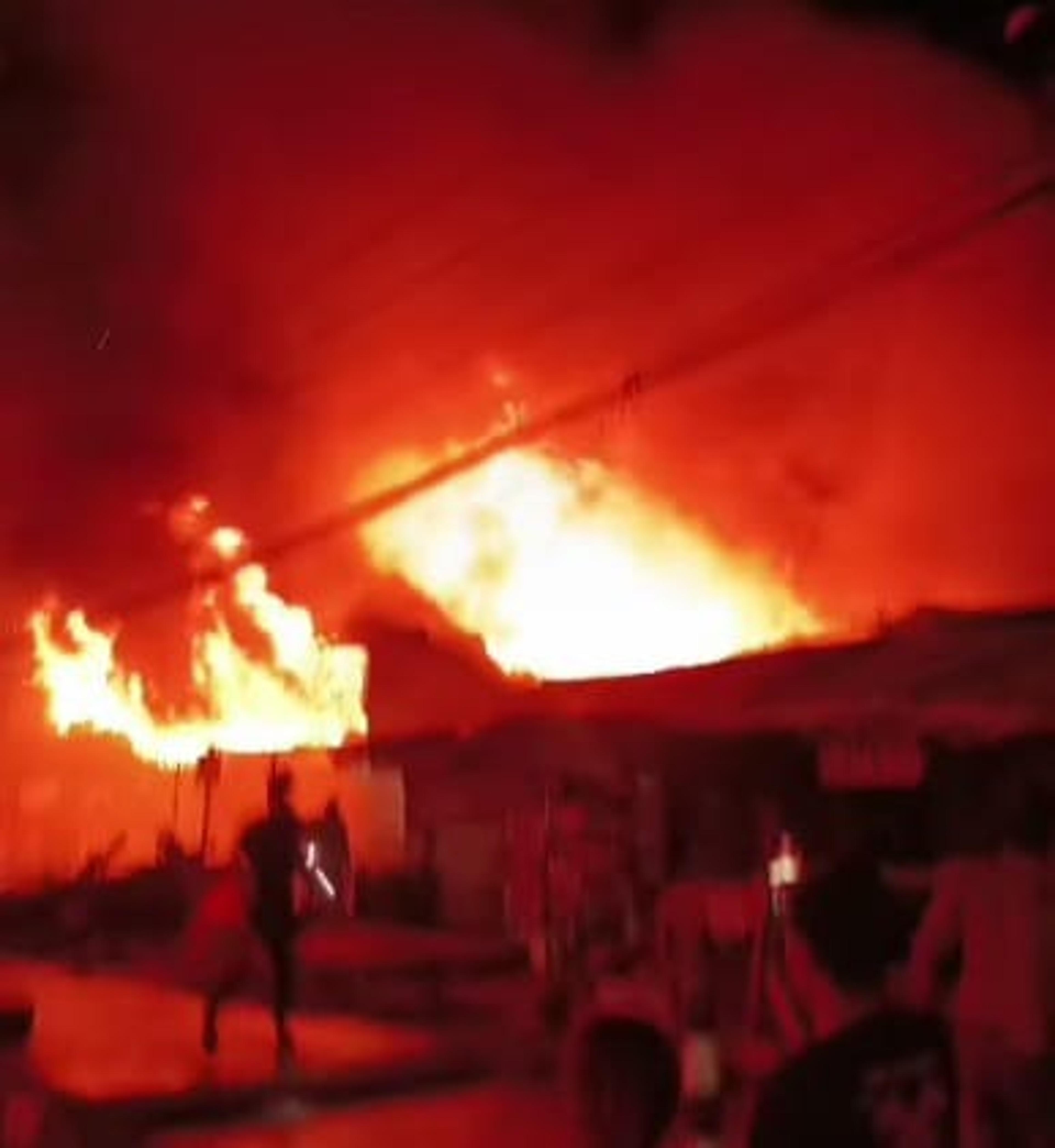 Kebakaran di Depan Megamall Manado, Hanguskan 5 Rumah