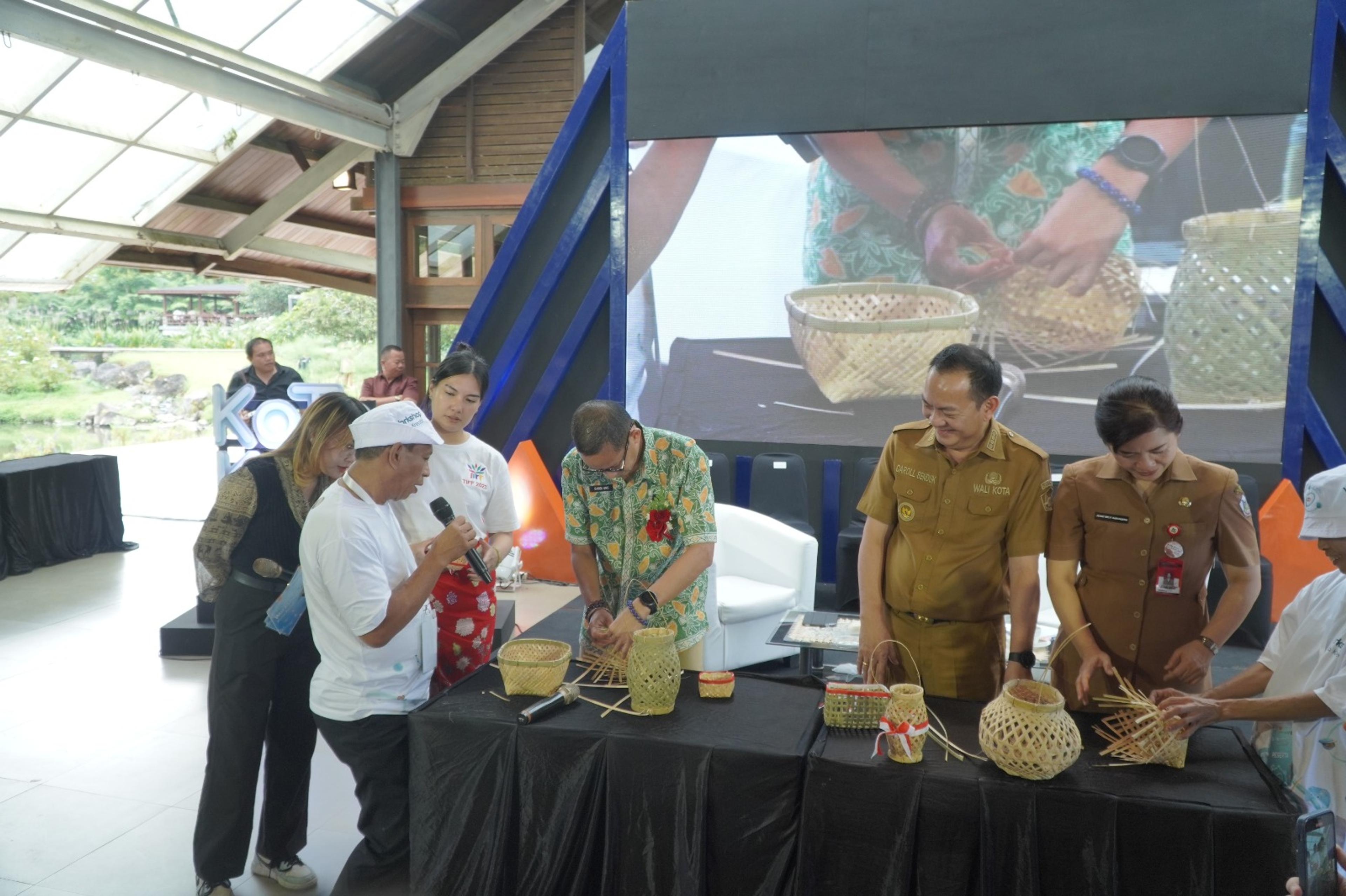Walikota Caroll Juara 1 Anyam Bambu Lawan Menparekraf Sandiaga Uno