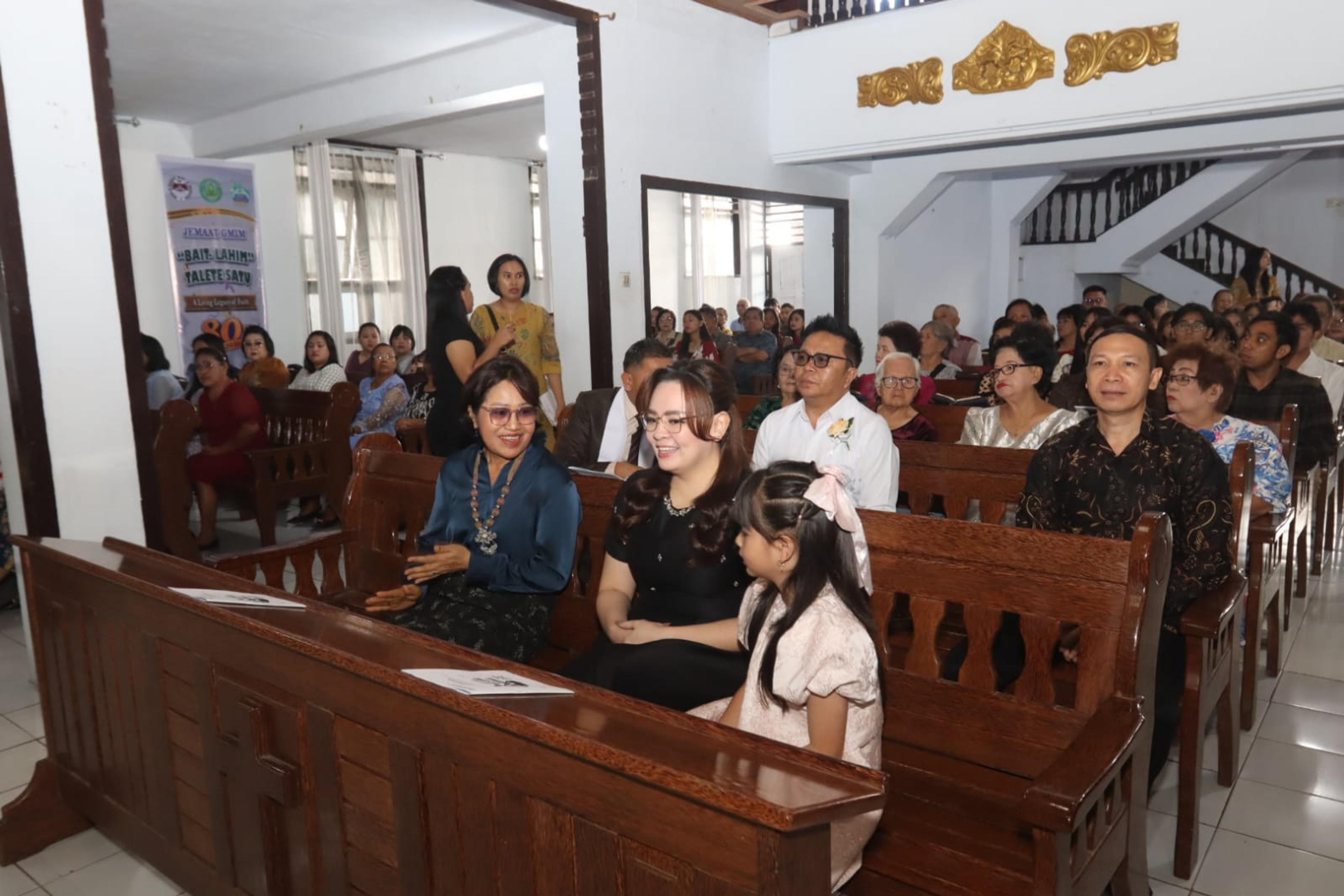 Wakil Wali Kota Tomohon, Sendy Rumajar menghadiri Ibadah Syukur Hari Ulang Tahun ke-80 Jemaat GMIM Bait-Lahim Talete Satu Wilayah Tomohon Sentrum. (Ist)