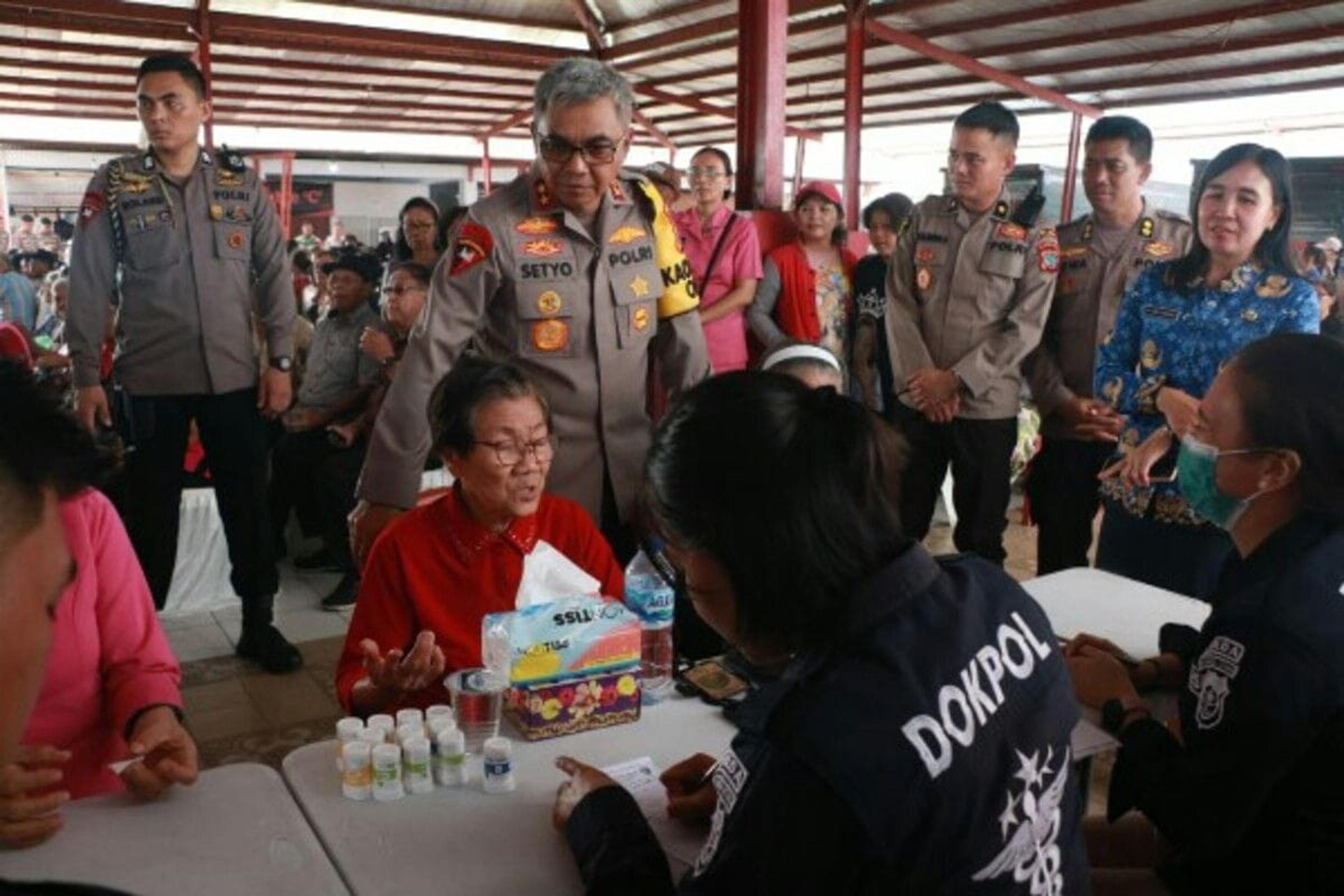 Polda Sulut Salurkan 500 Paket Sembako di Minahasa