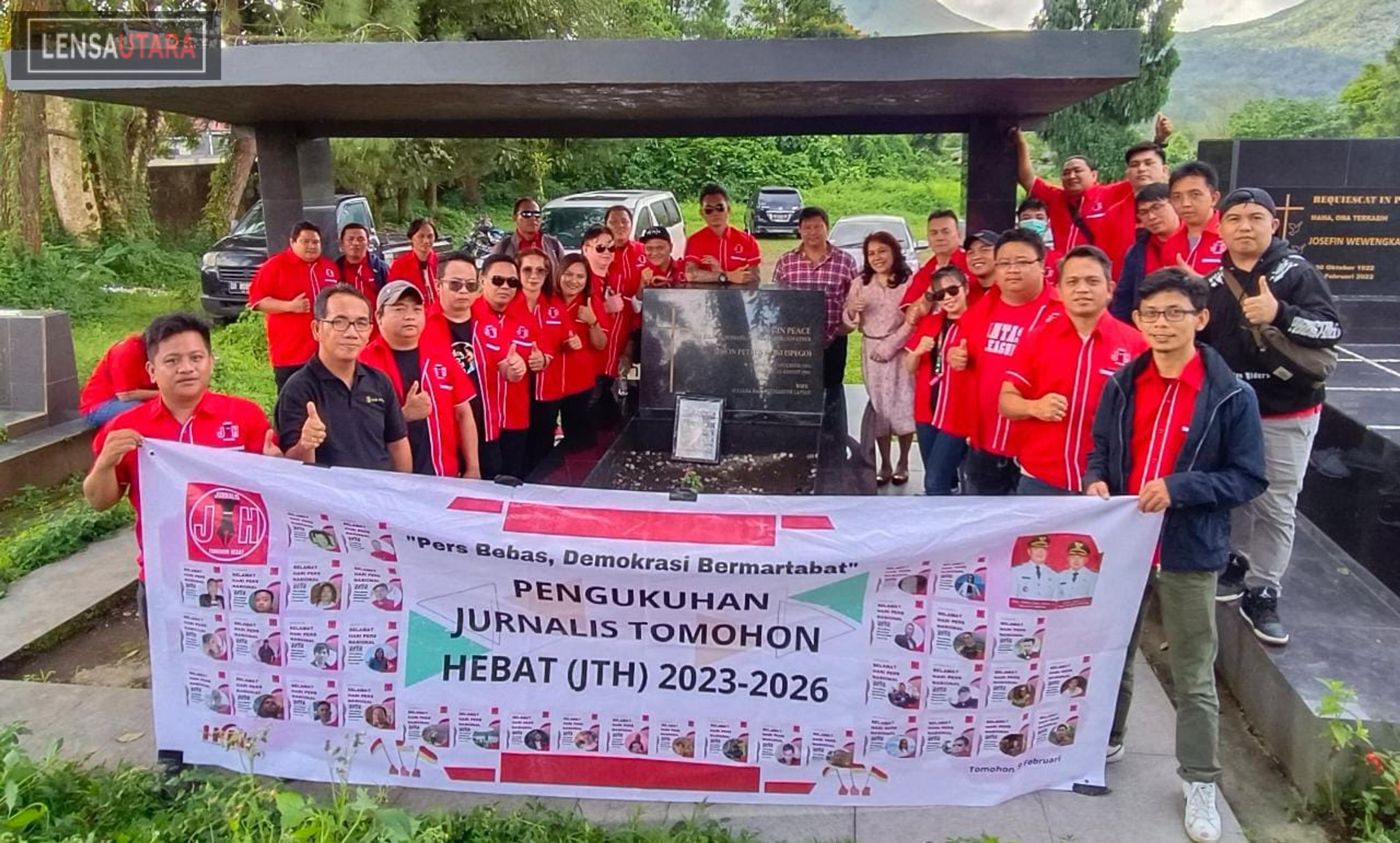 Pengurus JTH Ziarah di Makam Tokoh Pers Nasional Tomohon Simon Petrus Goni
