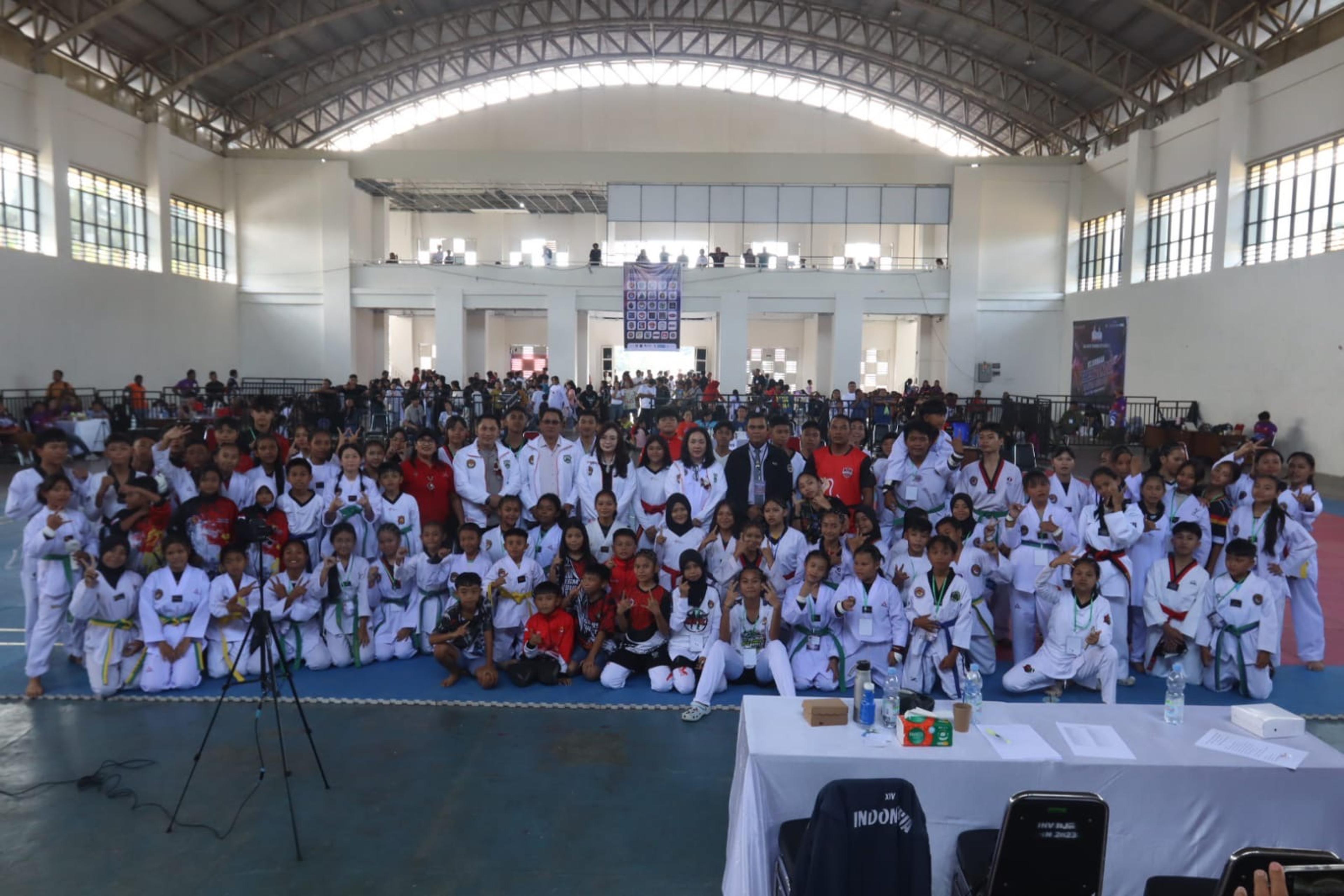 Wawali Sendi Rumajar membuka Kejuaraan Taekwondo Garuda Muda’95 Walikota Tomohon Cup Series II Tahun 2026, yang dilaksanakan di GOR Babe Palar Kota Tomohon. (Ist)