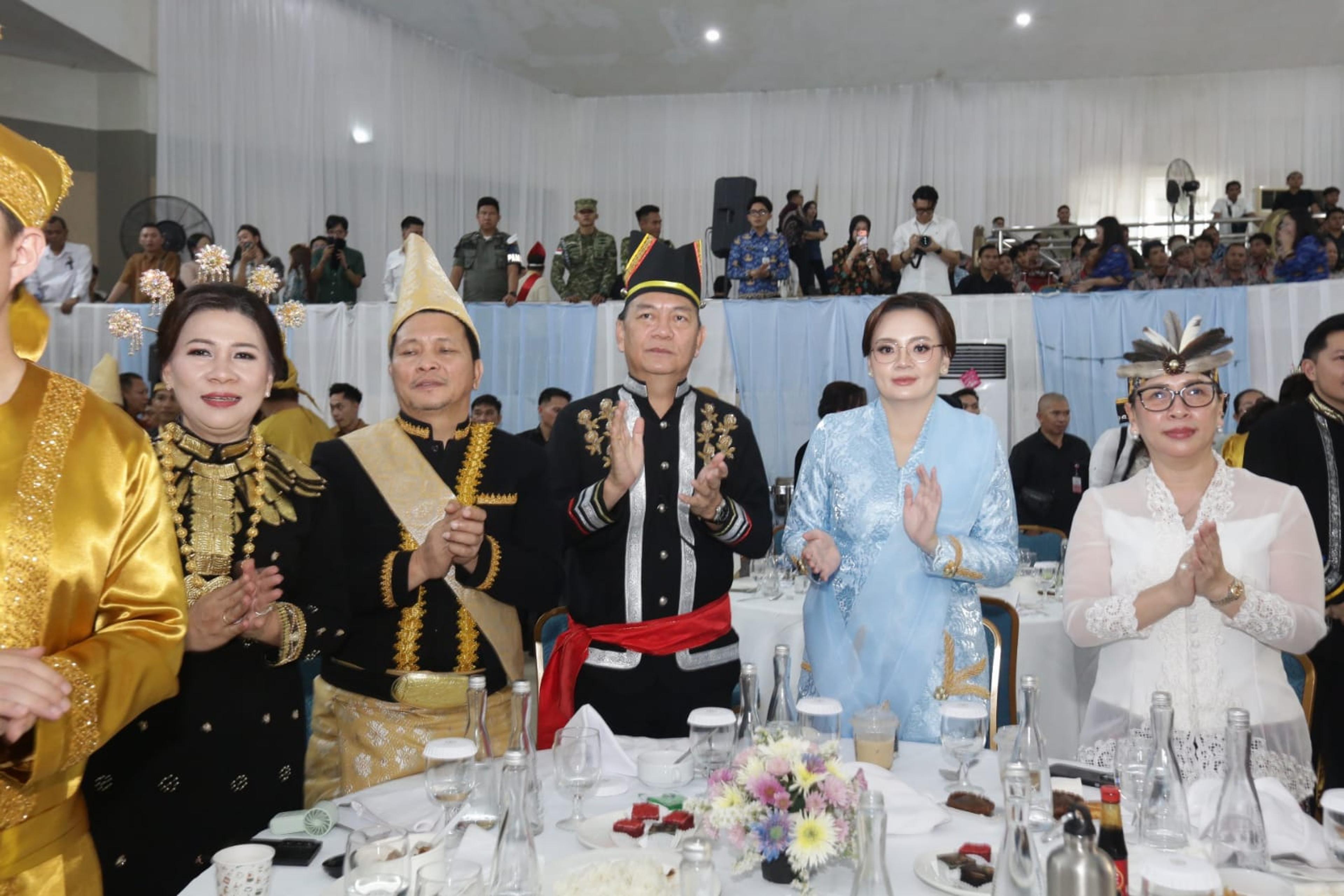 Wali Kota Tomohon Caroll Senduk bersama Wakil Wali Kota Tomohon Sendy Rumajar, menghadiri Upacara Peringatan Hari Ulang Tahun (HUT) ke-62 Provinsi Sulawesi Utara. (Ist)