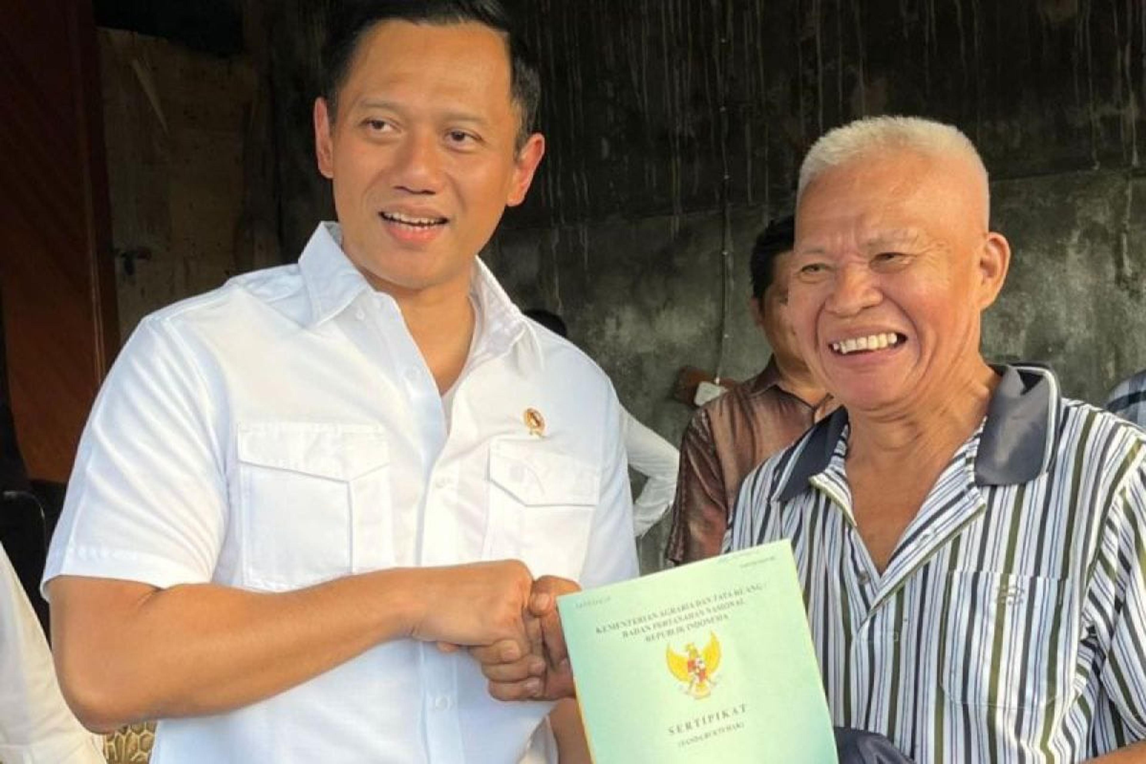 Menteri ATR/BPN AHY Serahkan Sertifikat Tanah ke Warga Manado