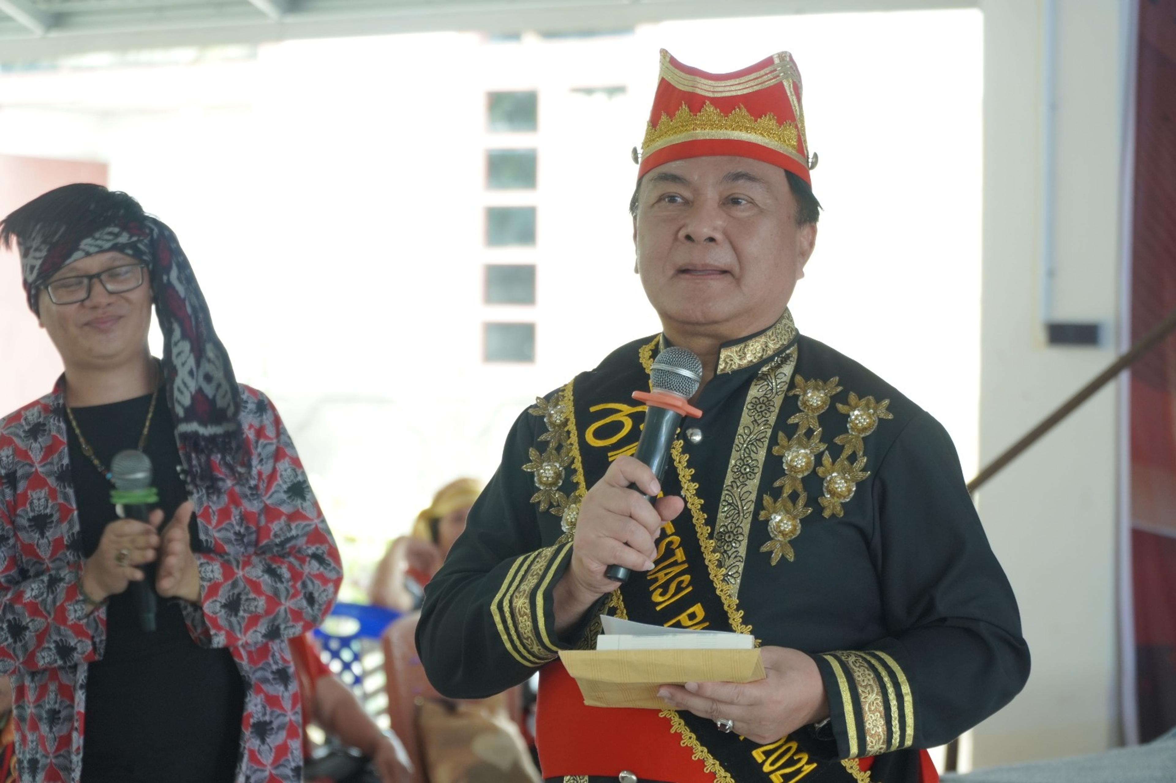 Gelar Syukuran Rumamba Wale Weru, Irjen Benny Mamoto Serahkan Penghargaan Kepada Seniman Budaya Minahasa