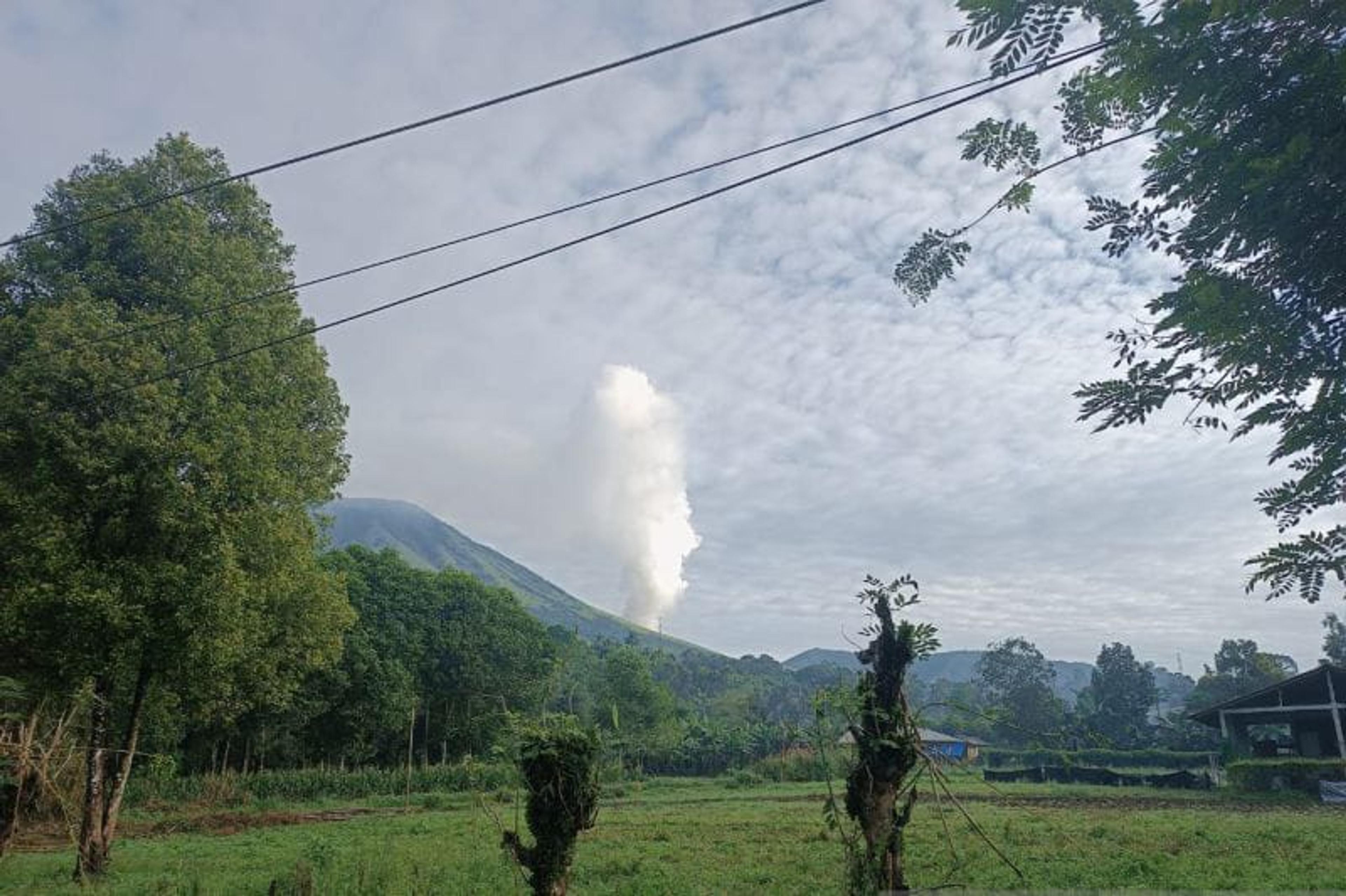 Pos PGA Pasang Dua Peralatan Deteksi Deformasi Gunung Lokon