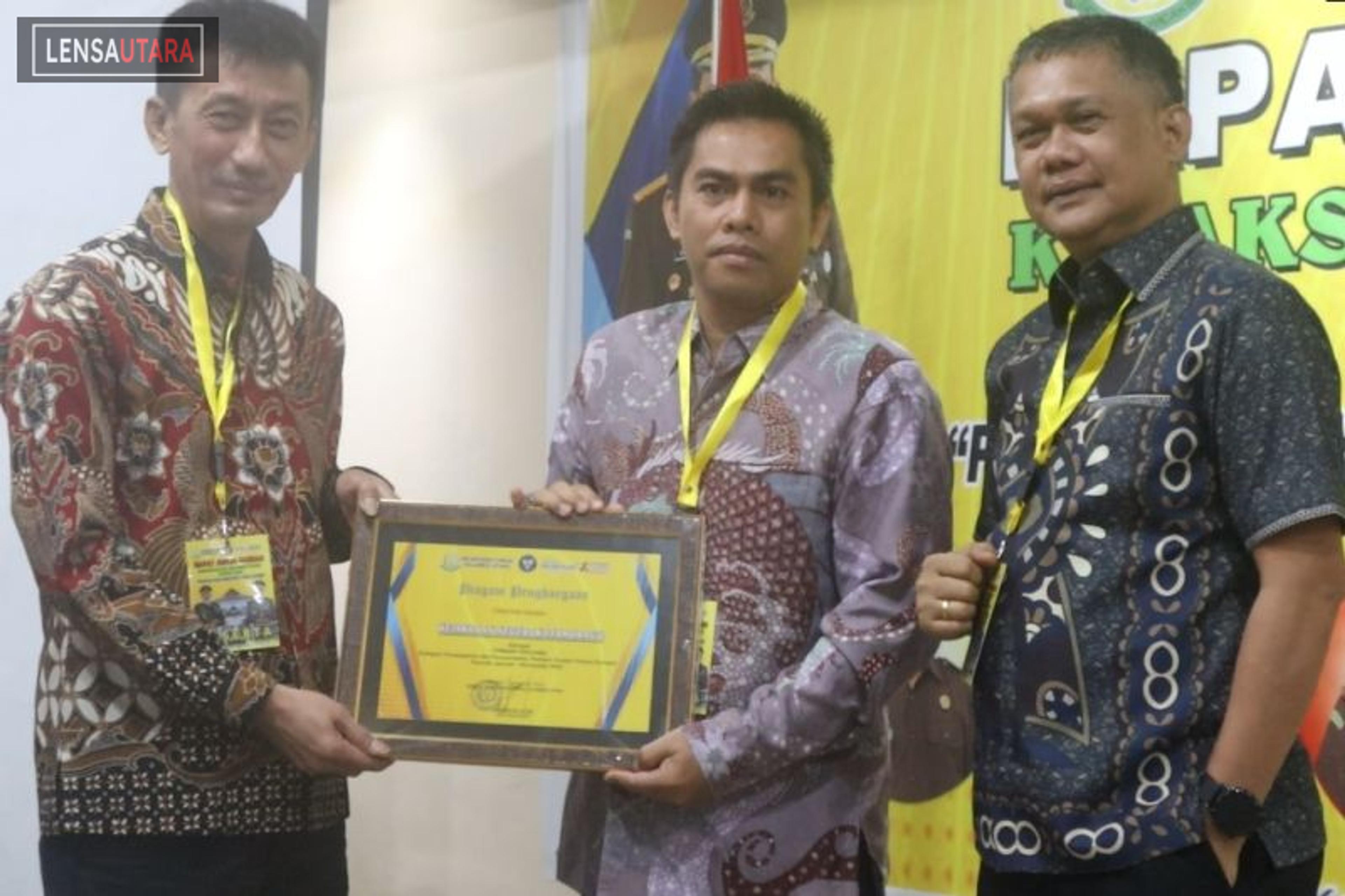 Kajati Sulut Beri Empat Penghargaan Kepada Kejari Berprestasi