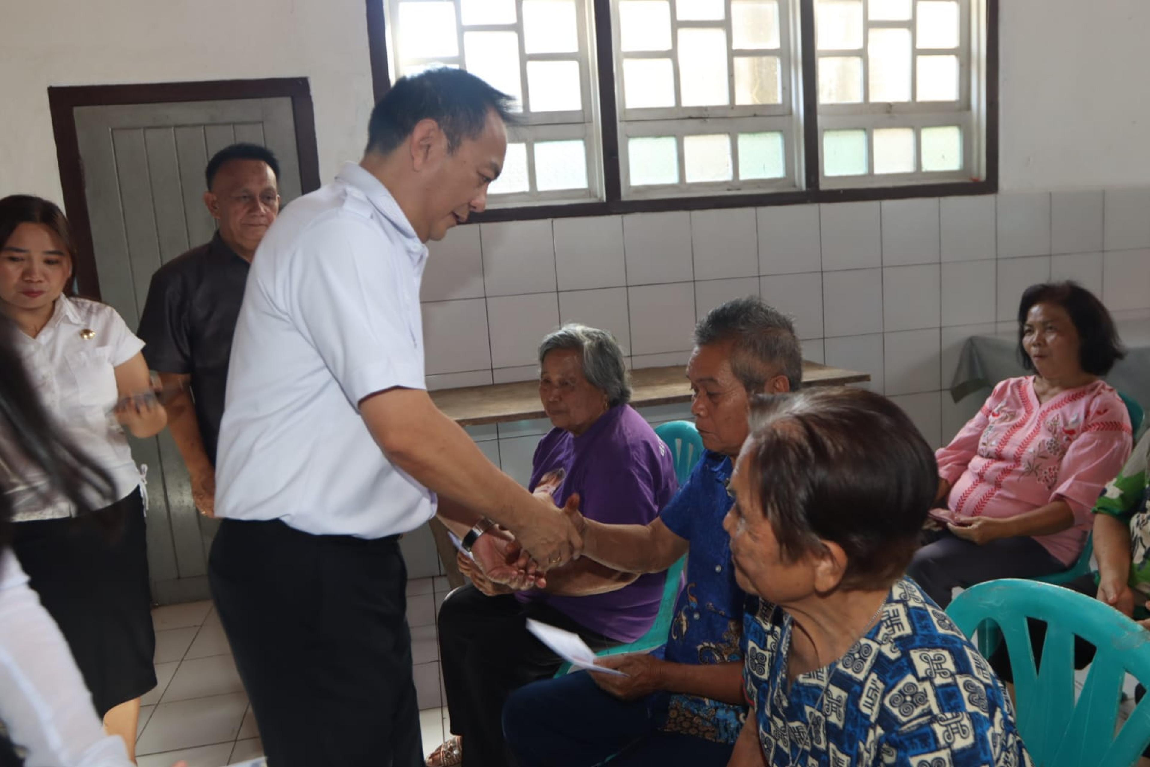 Bentuk Kepedulian, Pemkot Tomohon Salurkan Bansos Lansia