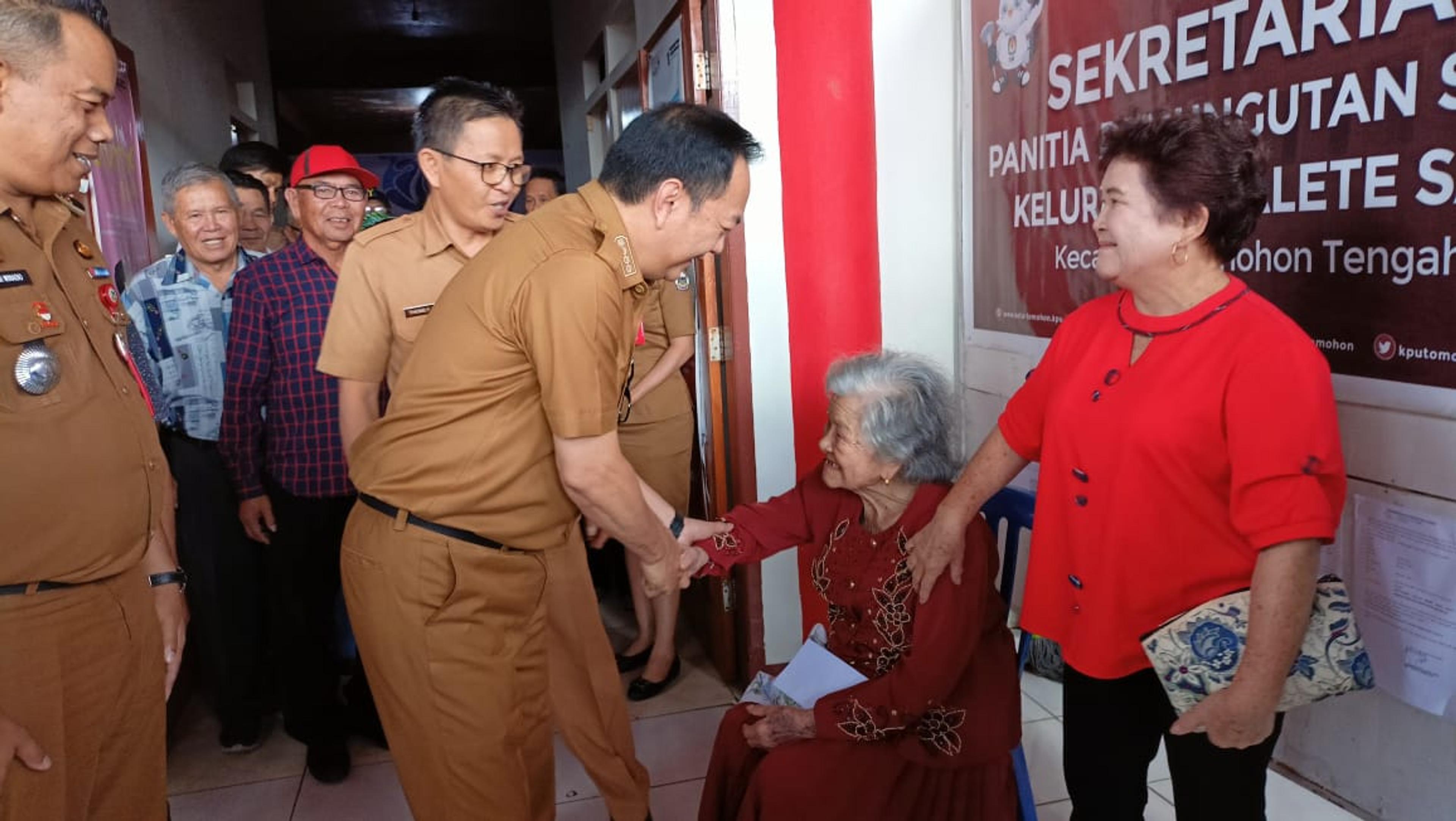 352 Lansia di 5 Kelurahan Kota Tomohon Terima Bansos dari Pemkot