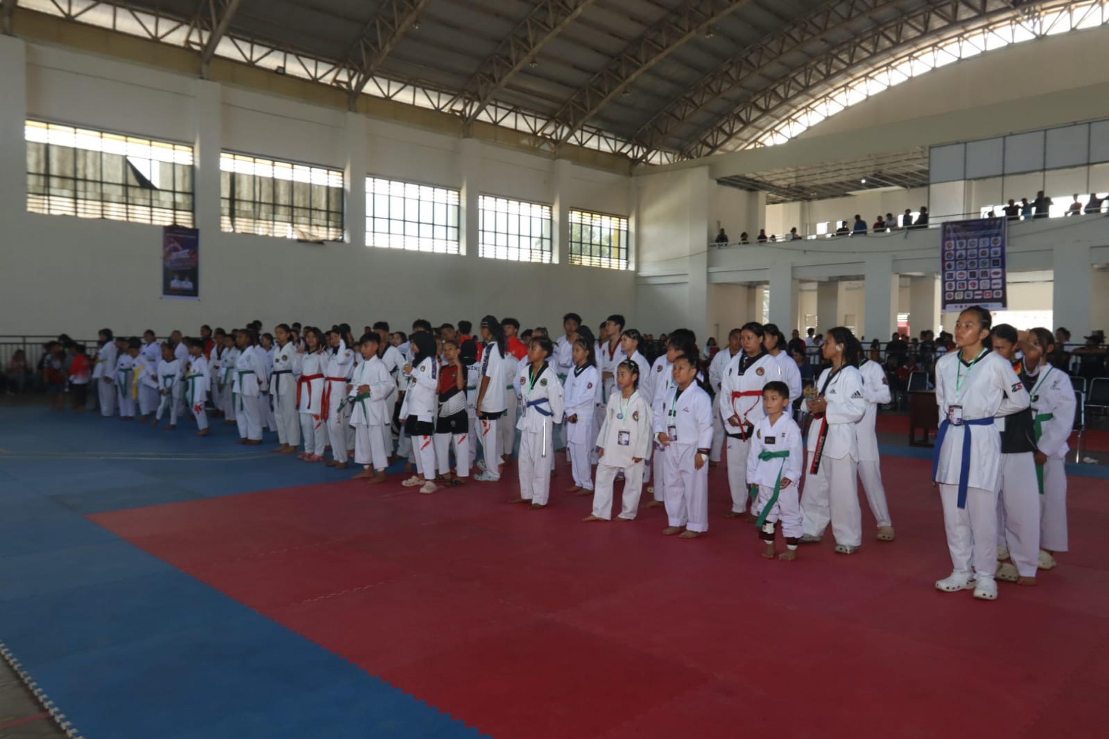Wawali Sendi Rumajar membuka Kejuaraan Taekwondo Garuda Muda’95 Walikota Tomohon Cup Series II Tahun 2026, yang dilaksanakan di GOR Babe Palar Kota Tomohon. (Ist)