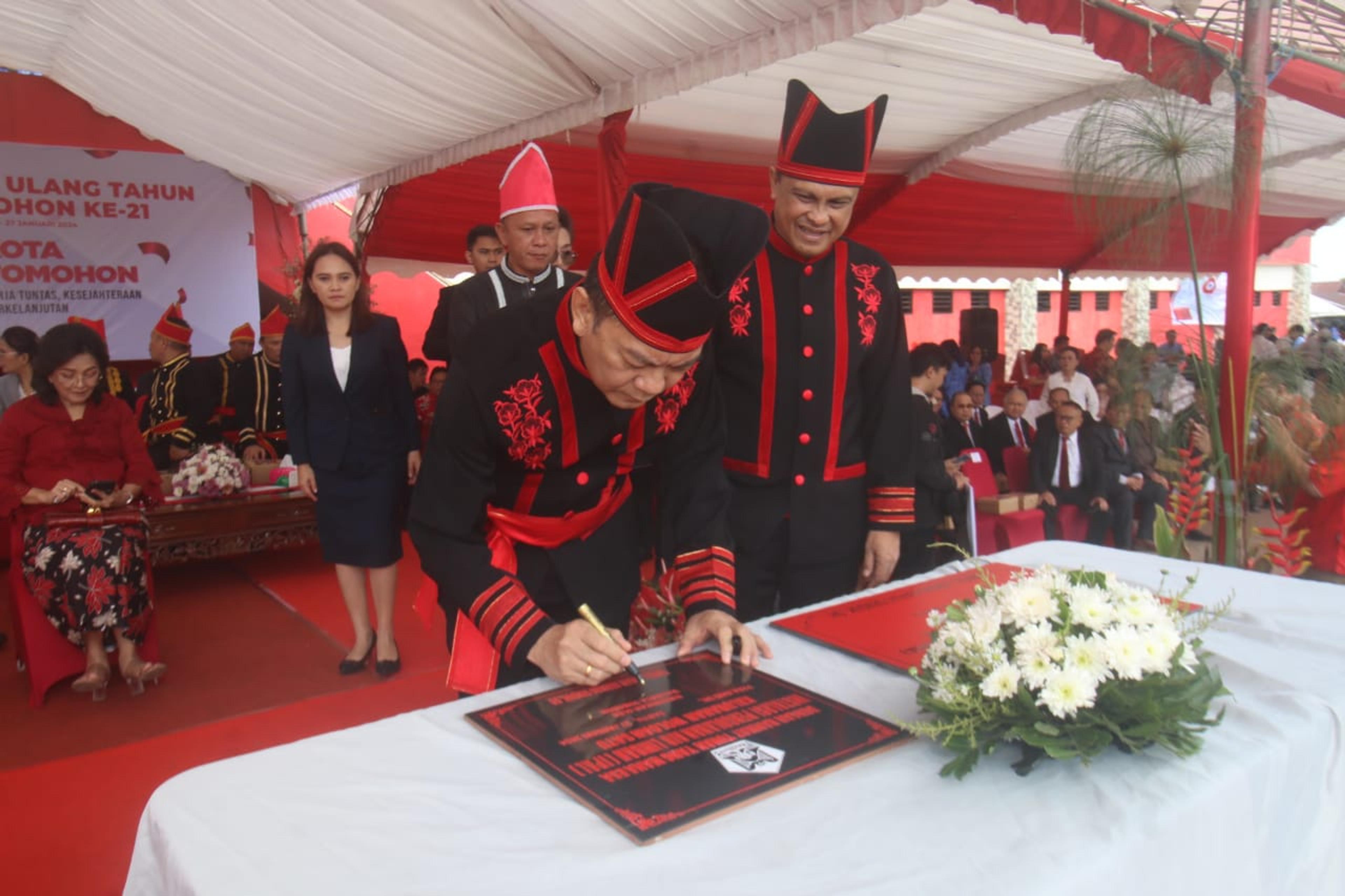 HUT Ke 21 Kota Tomohon, Caroll Senduk Launching LBP SIMPEGNAS
