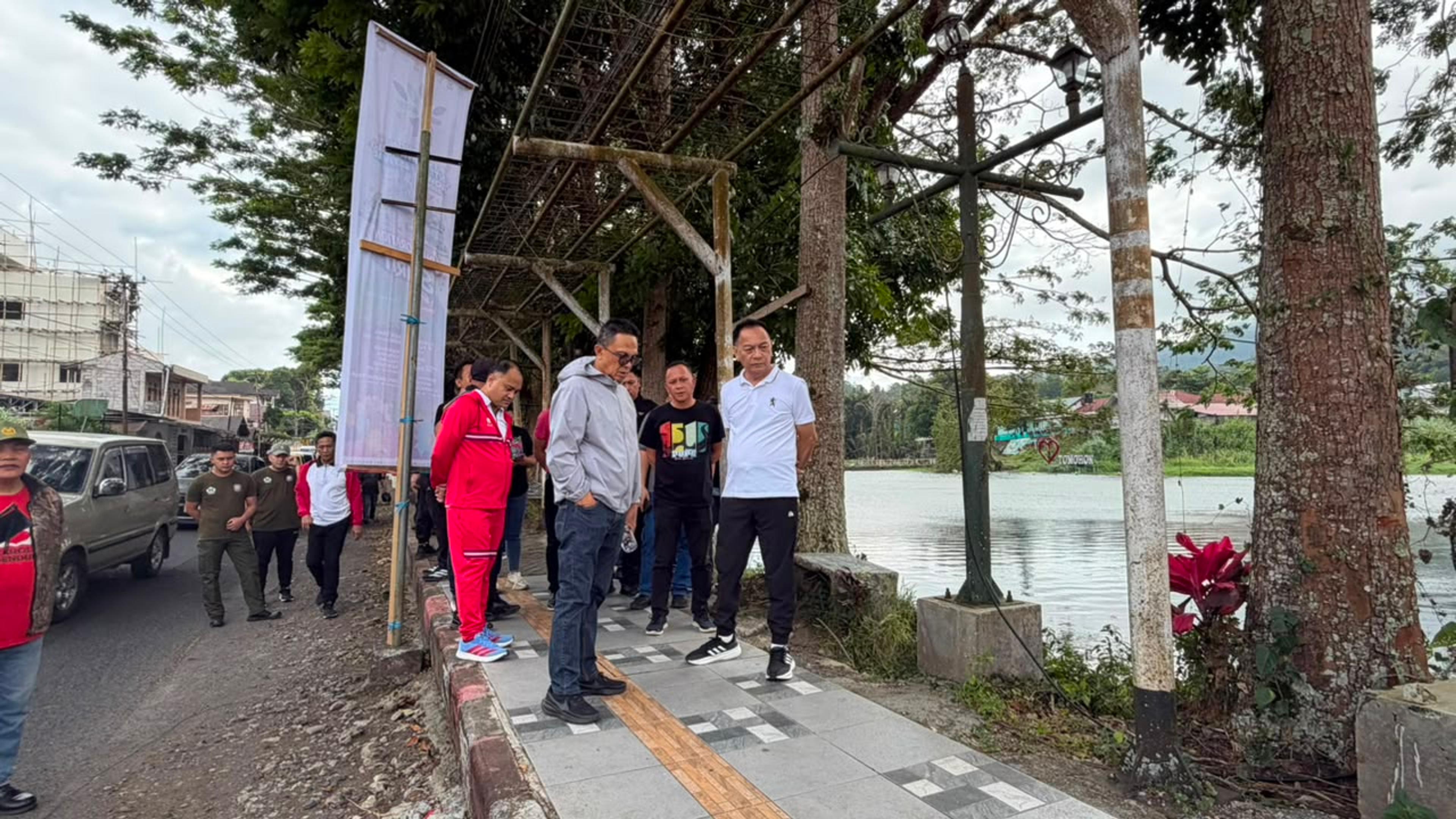 Wali Kota Tomohon Caroll Senduk bersama Sekretaris Daerah Kota Tomohon Edwin Roring melakukan inspeksi lapangan di sepanjang jalan protokol Kota Tomohon. (Ist)