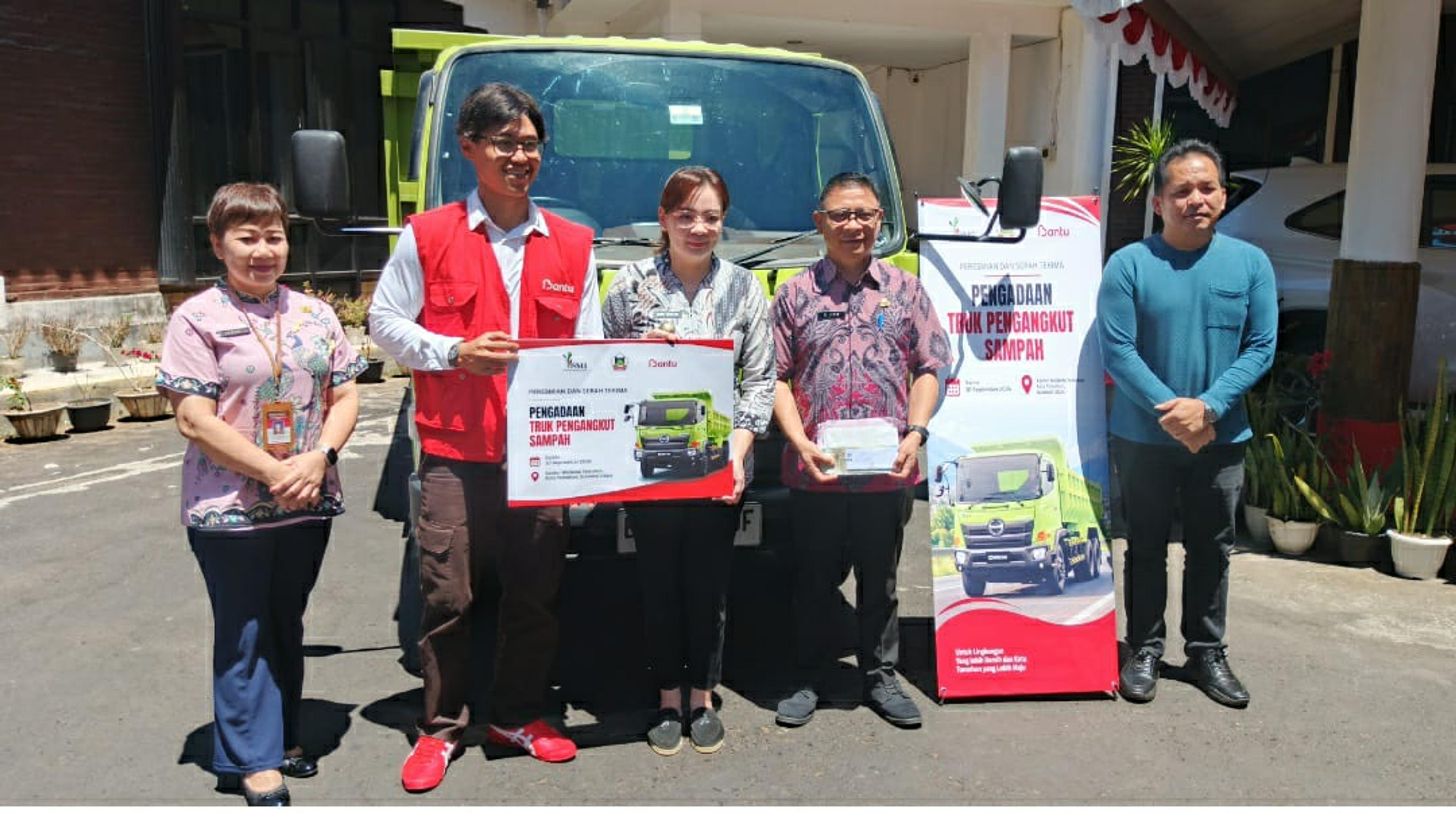 PT SMI Sumbang Truk Pengangkut Sampah ke Pemkot Tomohon, Diterima Wawali Sendy