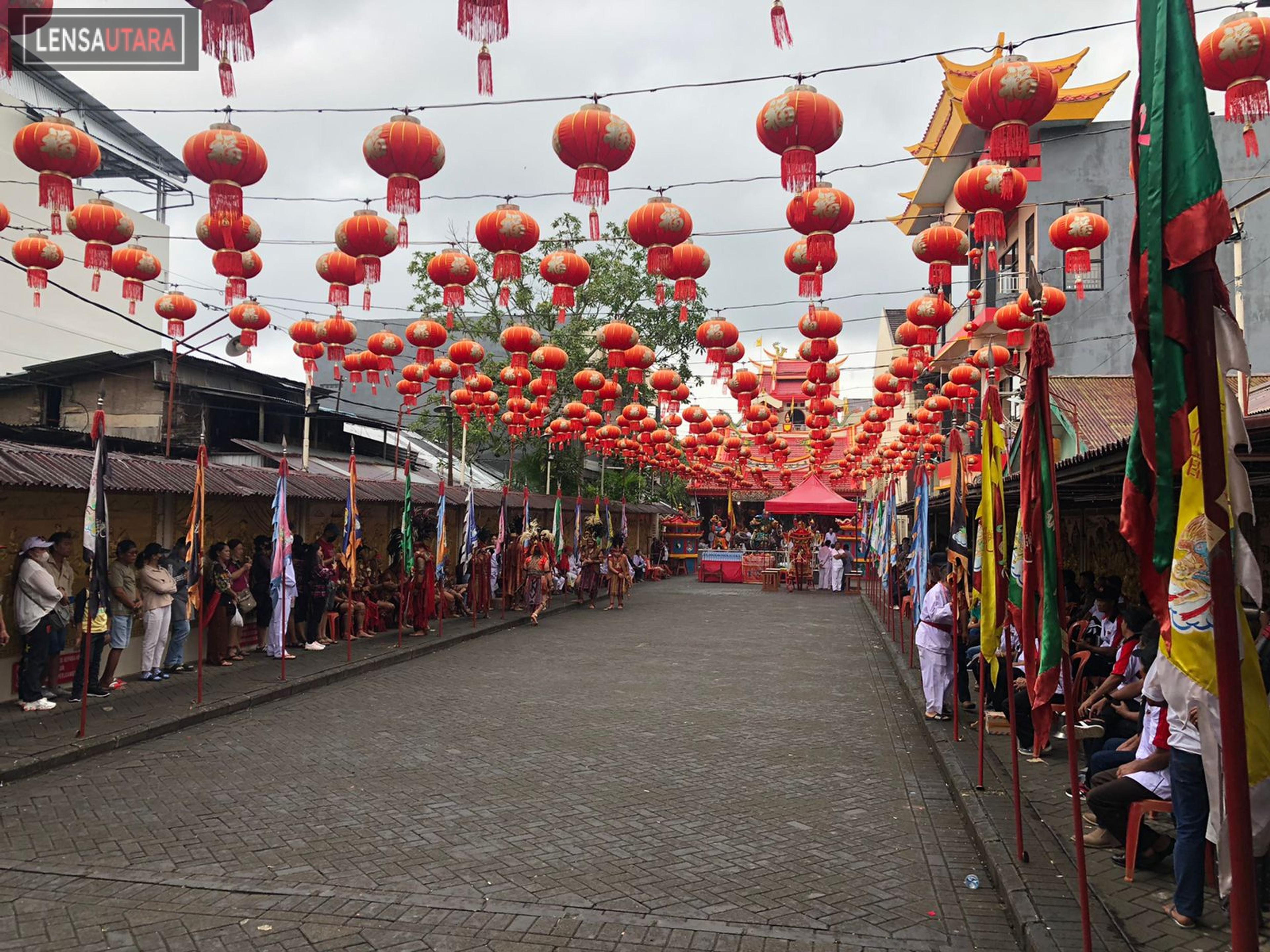 Masyarakat Rela Kehujanan demi Menyaksikan Cap Go Meh