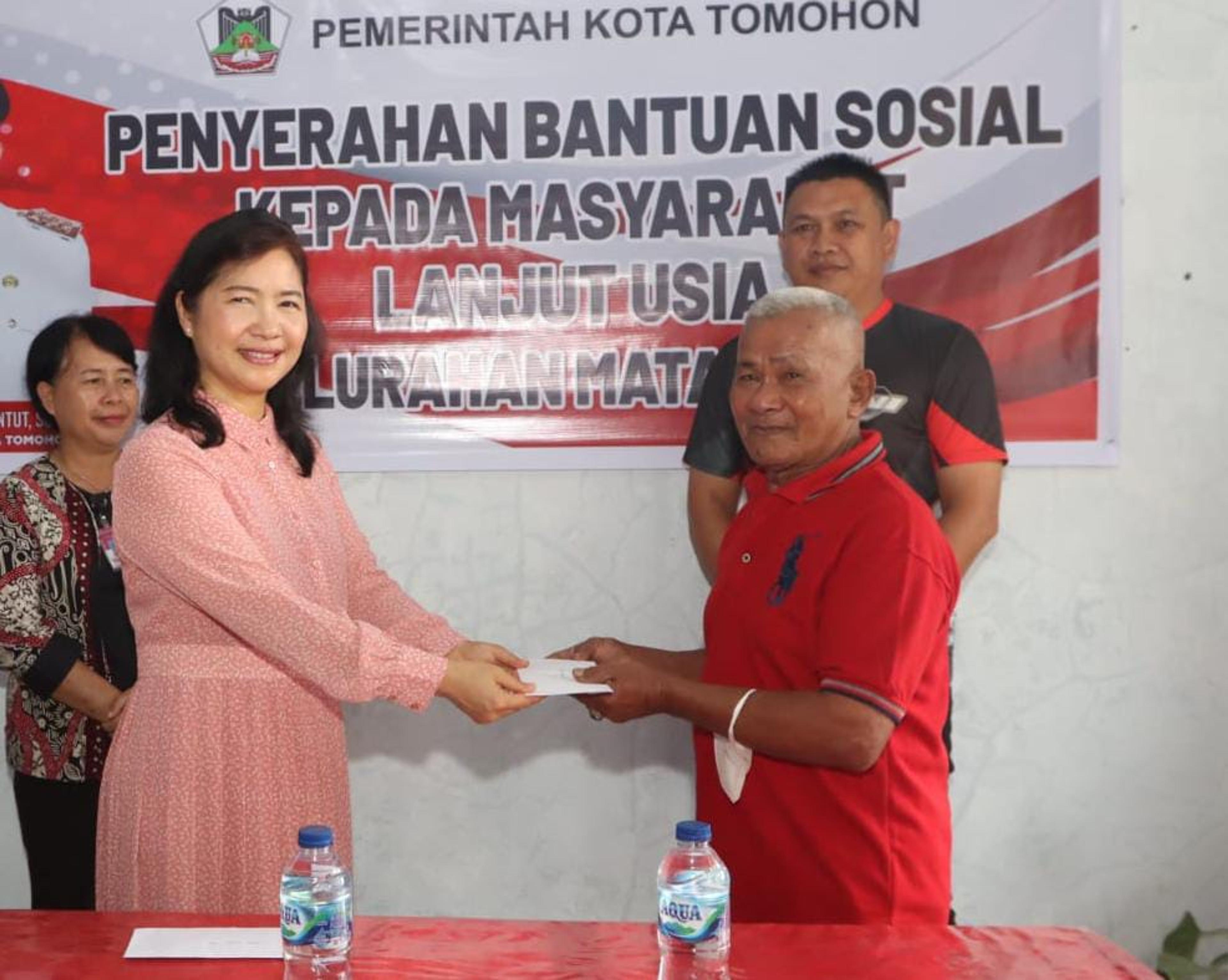 Serahkan Bansos, Walikota Caroll Harap Lansia Tetap Sehat dan Kuat