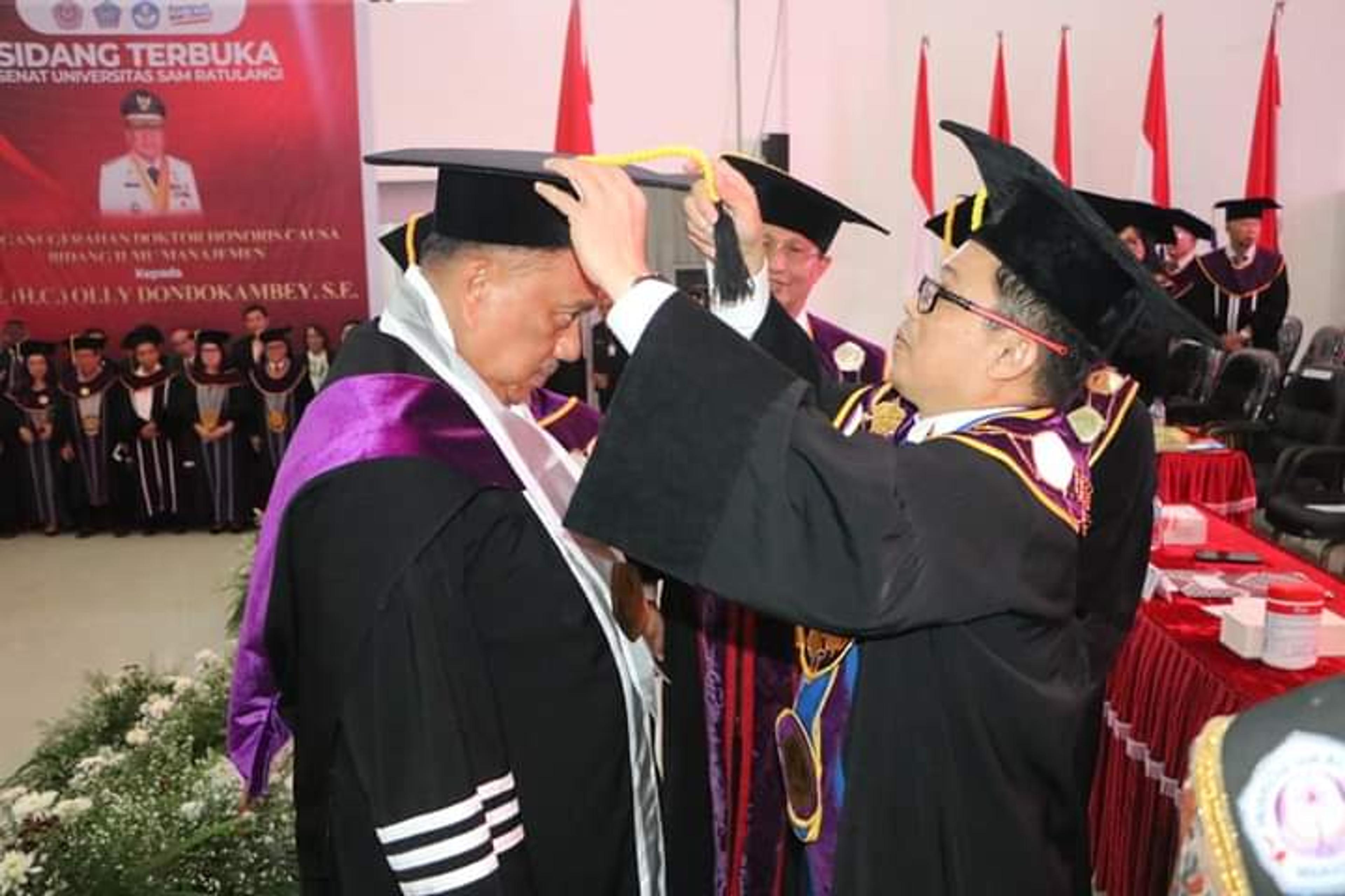 Olly Dondokambey Terima Gelar Doktor Honoris Causa dari Unsrat Manado