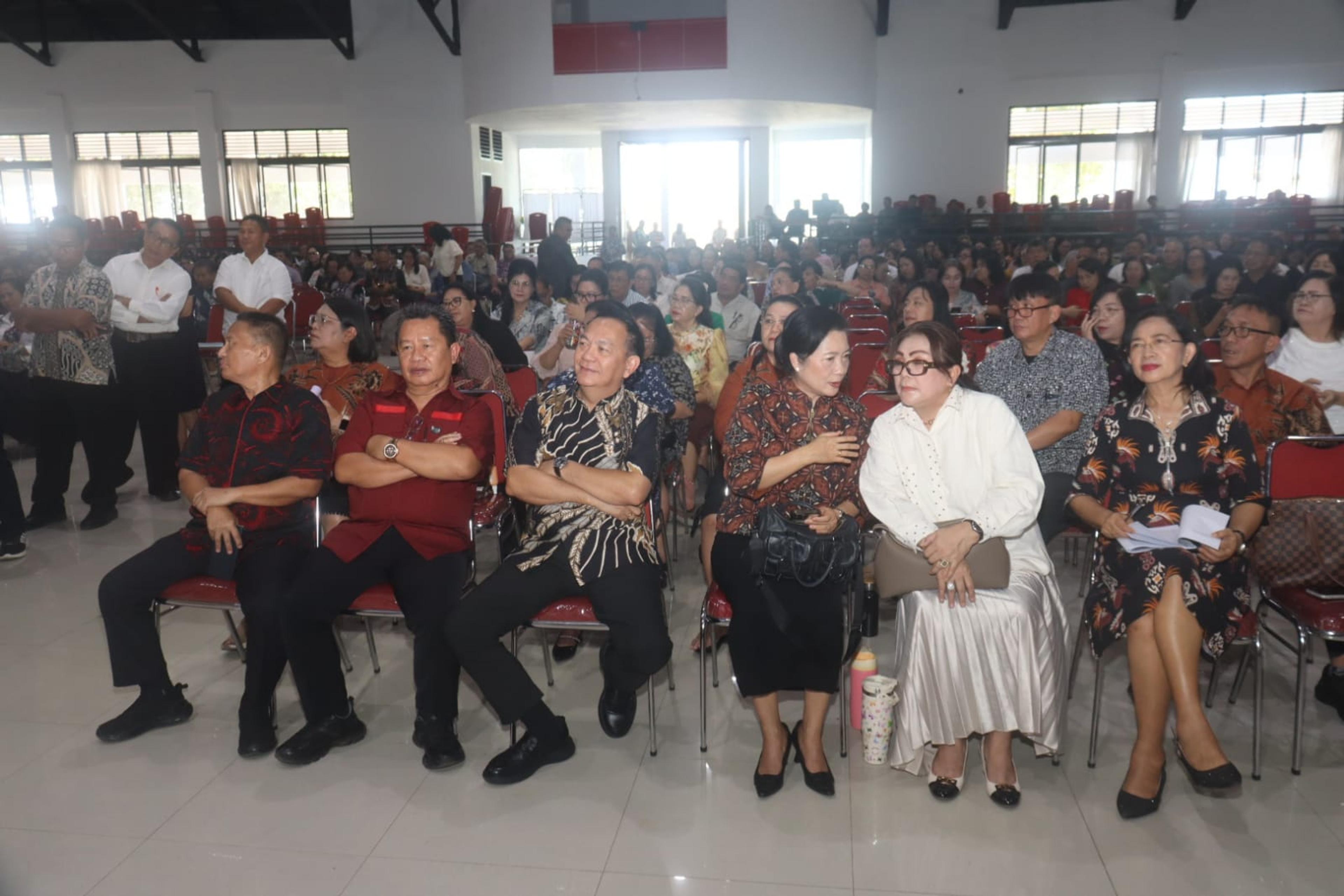 Wali Kota Tomohon Pnt Caroll Senduk yang juga Ketua PKB Jemaat Kakaskasen mengikuti Sosialisasi Draft Tata Gereja GMIM Tahun 2026. (Ist)
