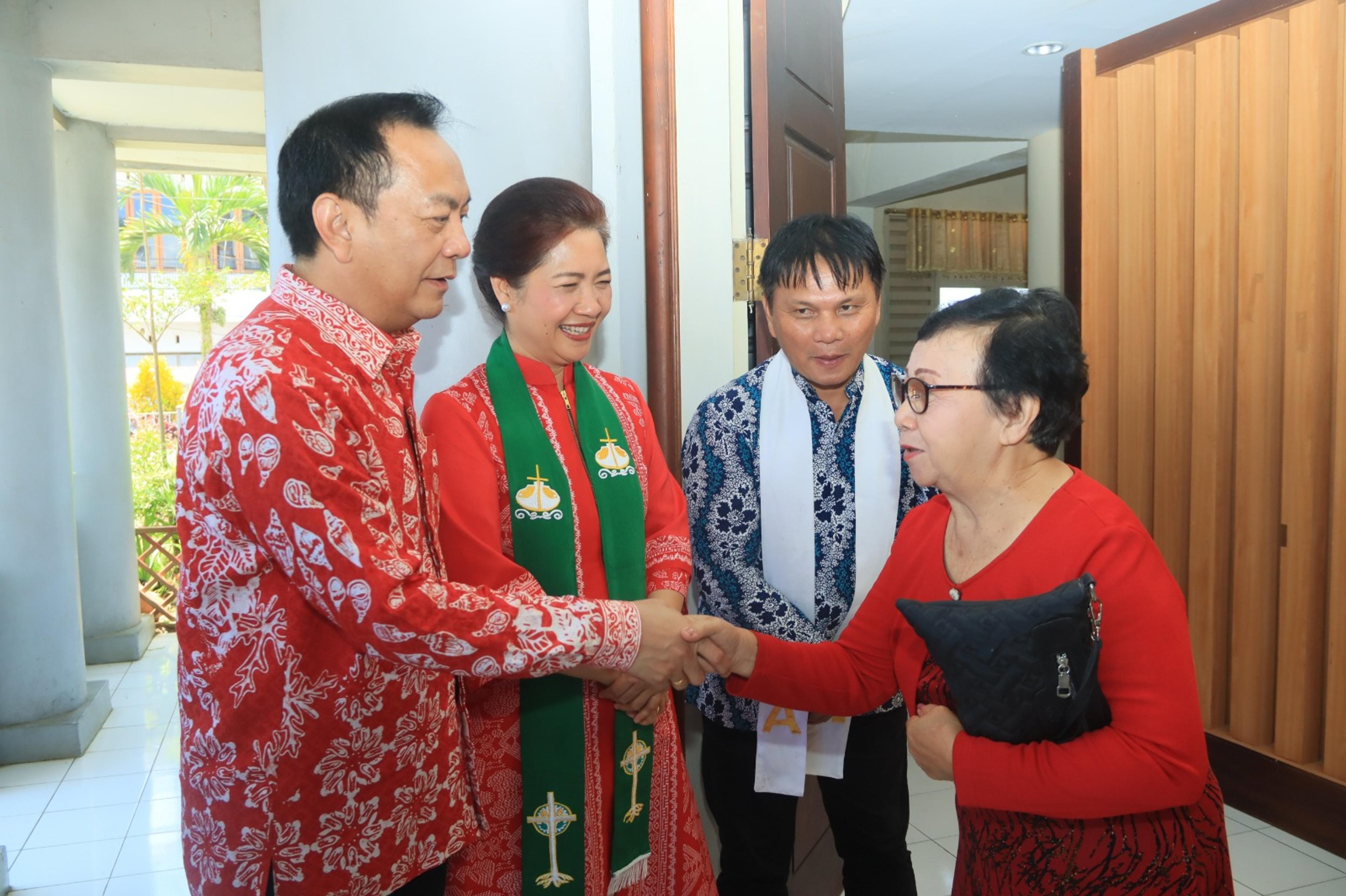 Jadi Khadim di Ibadah Minggu GMIM Eben Heazer Woloan, Pnt drg JeandArc Ulas Kitab Rut 1 : 1 – 22