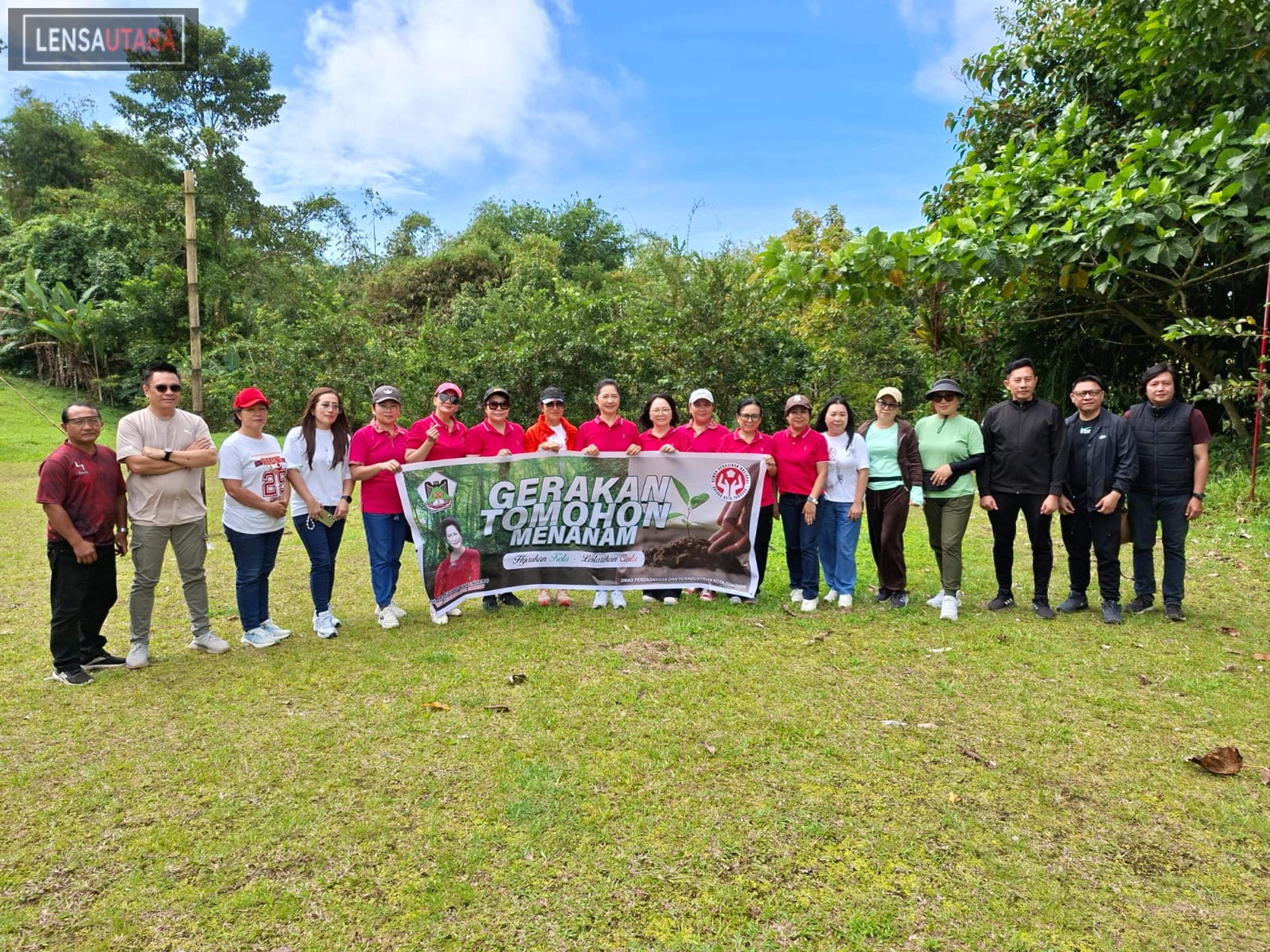 Gerakan Tomohon Menanam dan Jalan Sehat Dekranasda