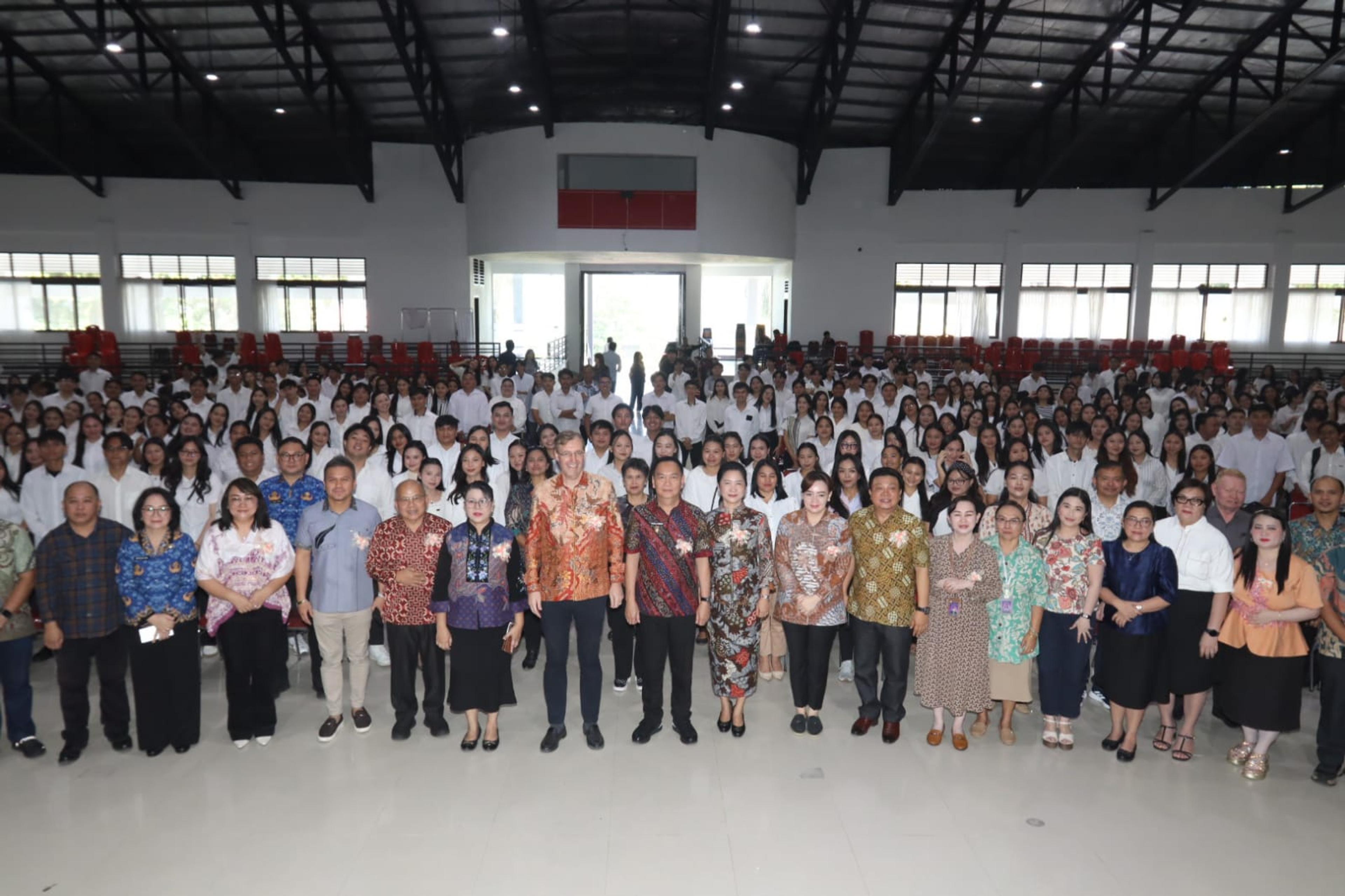 Wakil Dubes Belanda Adriaan Palm berkeliling sambil melaksanakan dialog di Kota Tomohon, didampibgi Wali Kota Caroll Caroll Senduk. (Ist)