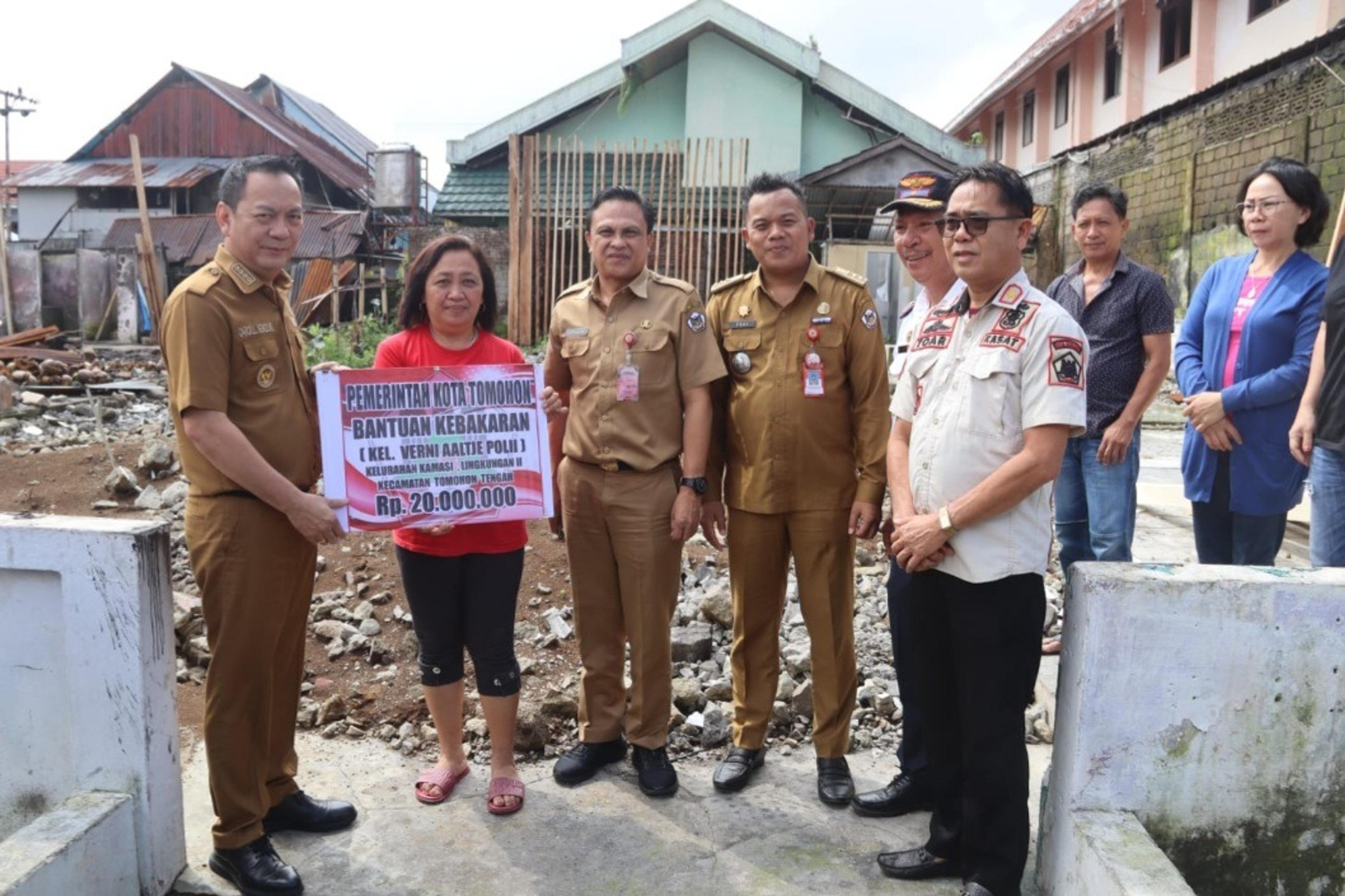 Caroll Senduk Serahkan Bantuan Keluarga Korban Kebakaran Rumah di Kamasi