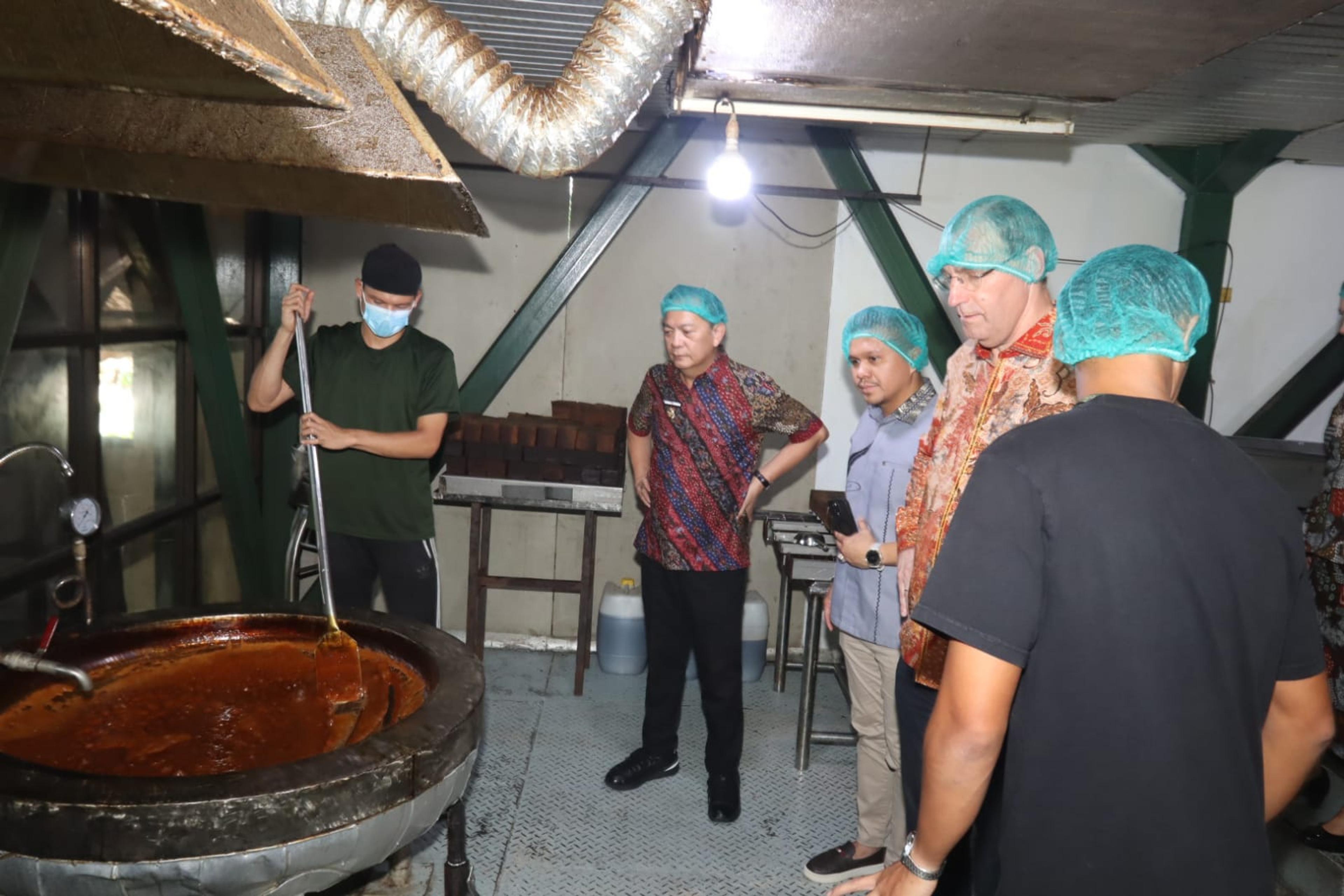 Wakil Dubes Belanda Adriaan Palm berkeliling sambil melaksanakan dialog di Kota Tomohon, didampibgi Wali Kota Caroll Caroll Senduk. (Ist)