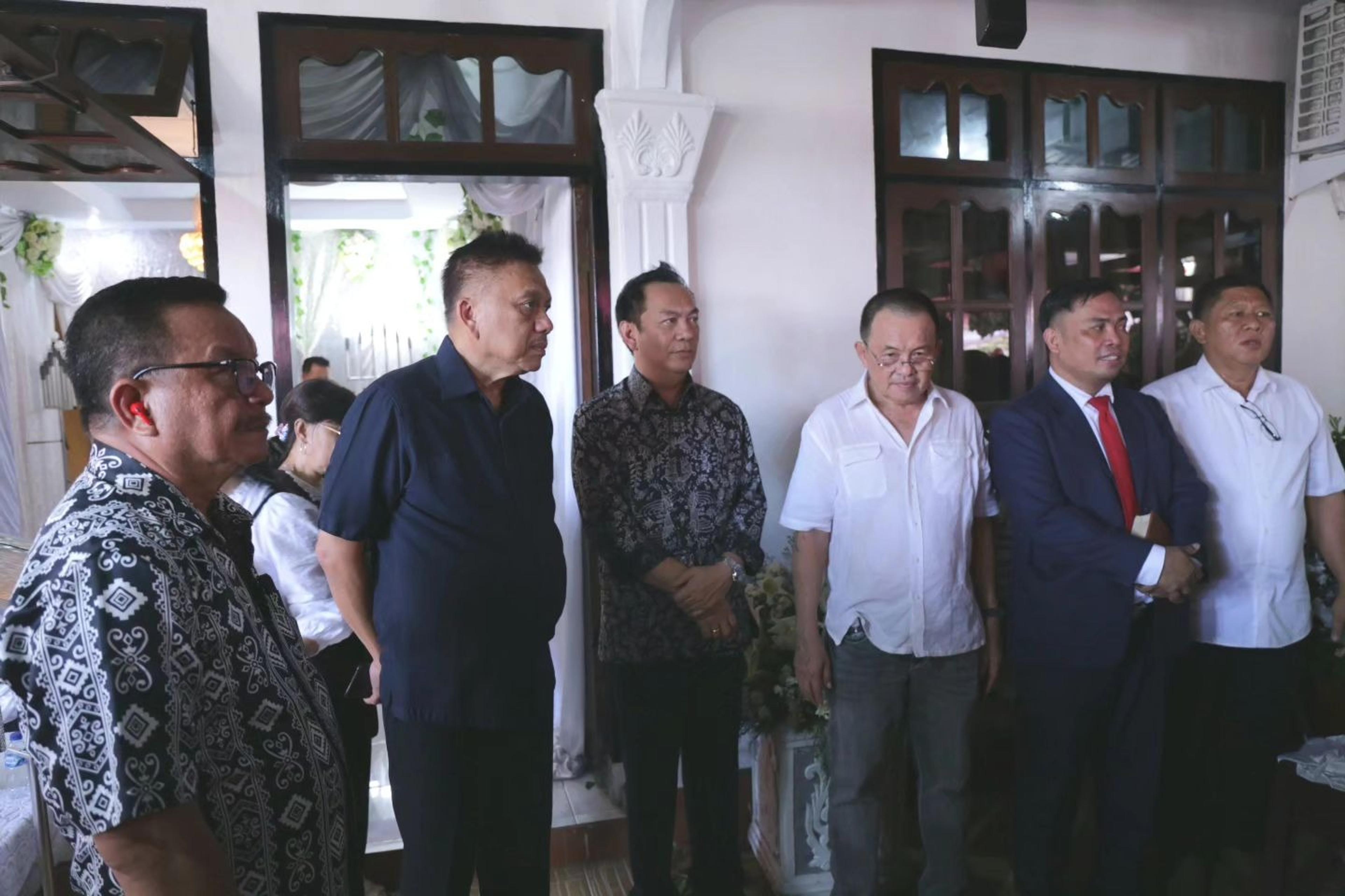 Walikota Caroll bersama Istri Hadiri Ibadah Pemakaman Ibunda Wenny Lumentut
