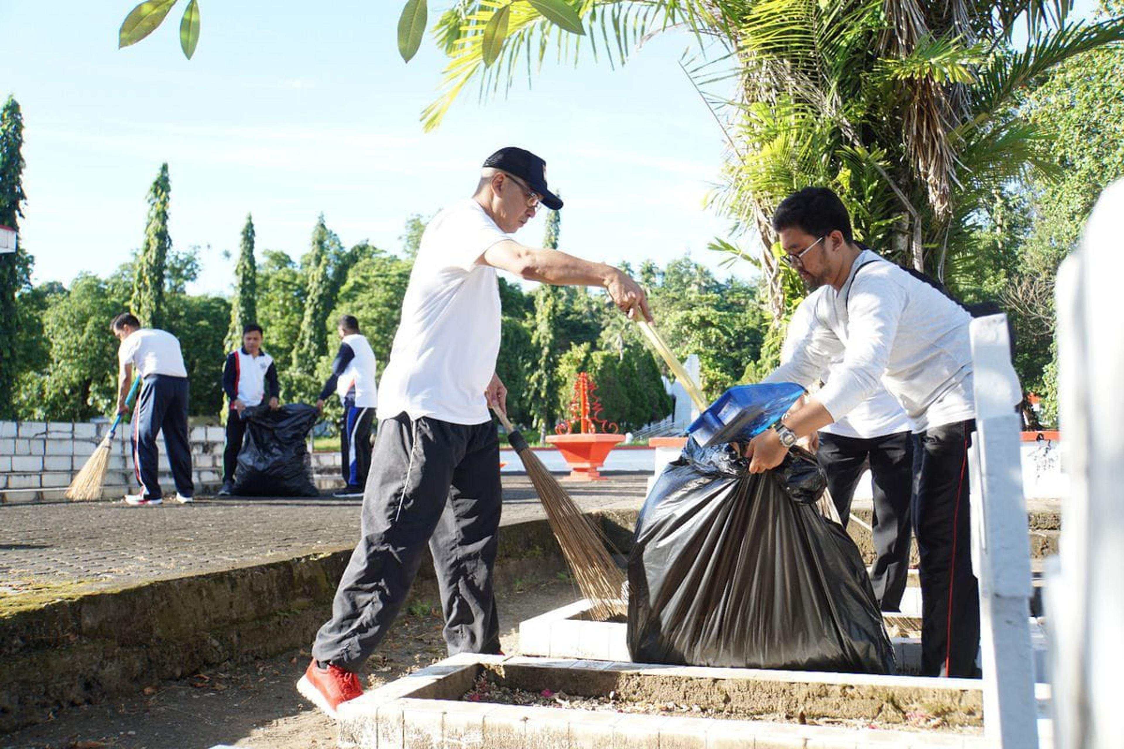 Kemenkumham Sulawesi Utara Bersih-bersih TMP Tanamkan Jiwa Nasionalisme