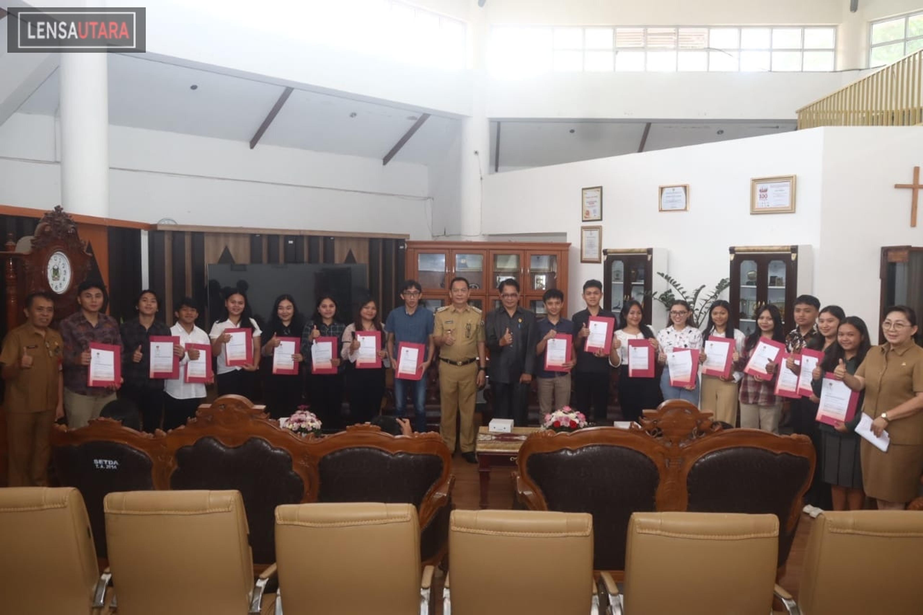 Walikota CS Serahkan Beasiswa Kepada 18 Calon Mahasiswa IAKN
