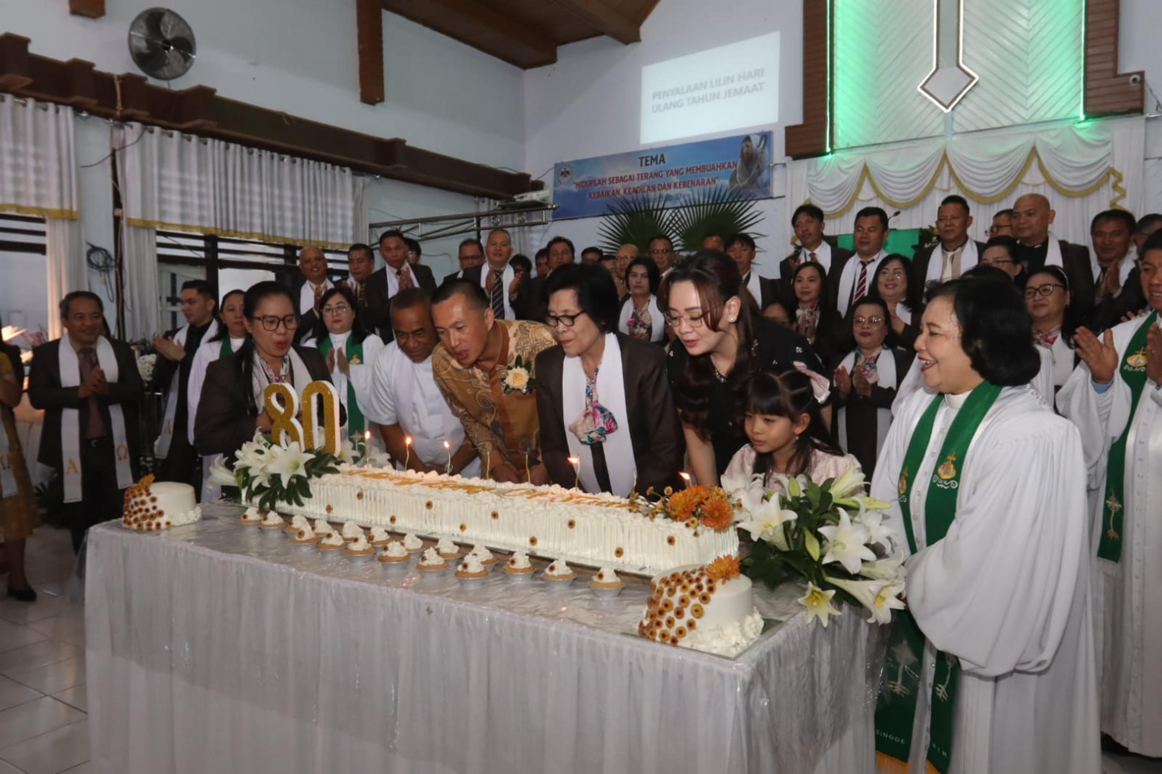 Wakil Wali Kota Tomohon, Sendy Rumajar menghadiri Ibadah Syukur Hari Ulang Tahun ke-80 Jemaat GMIM Bait-Lahim Talete Satu Wilayah Tomohon Sentrum. (Ist)