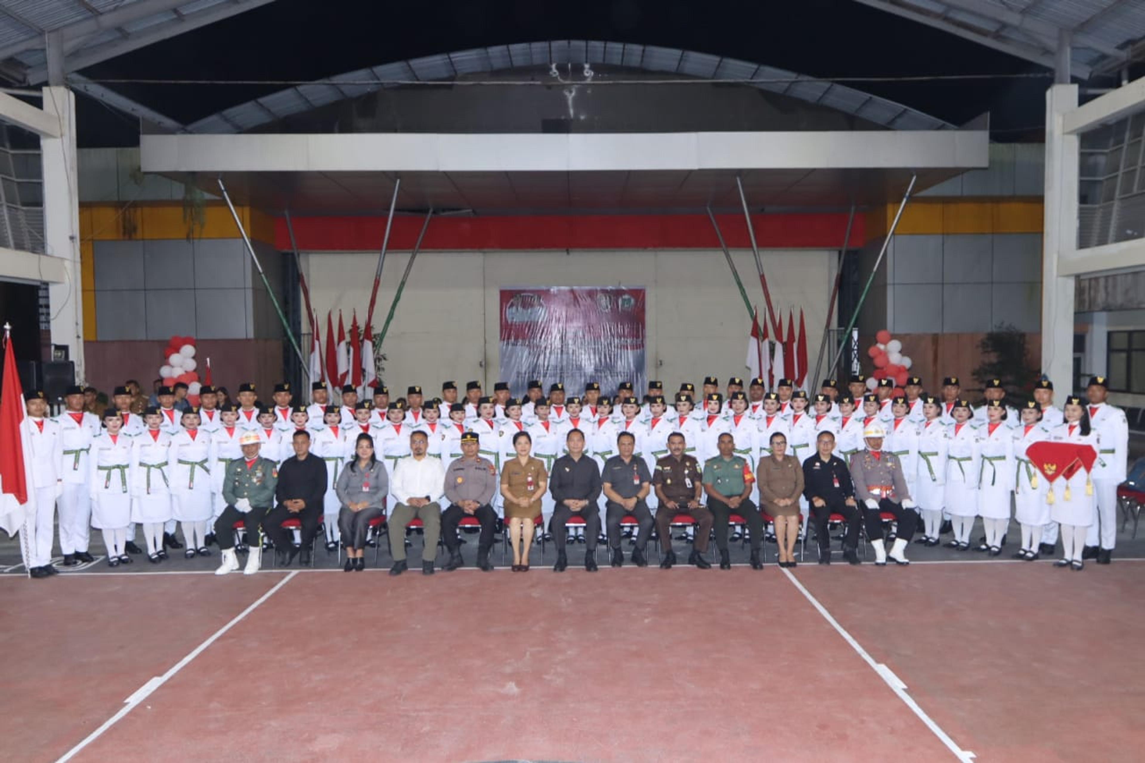 Walikota Caroll Senduk Kukuhkan 62 Paskibra Kota Tomohon Tahun 2023
