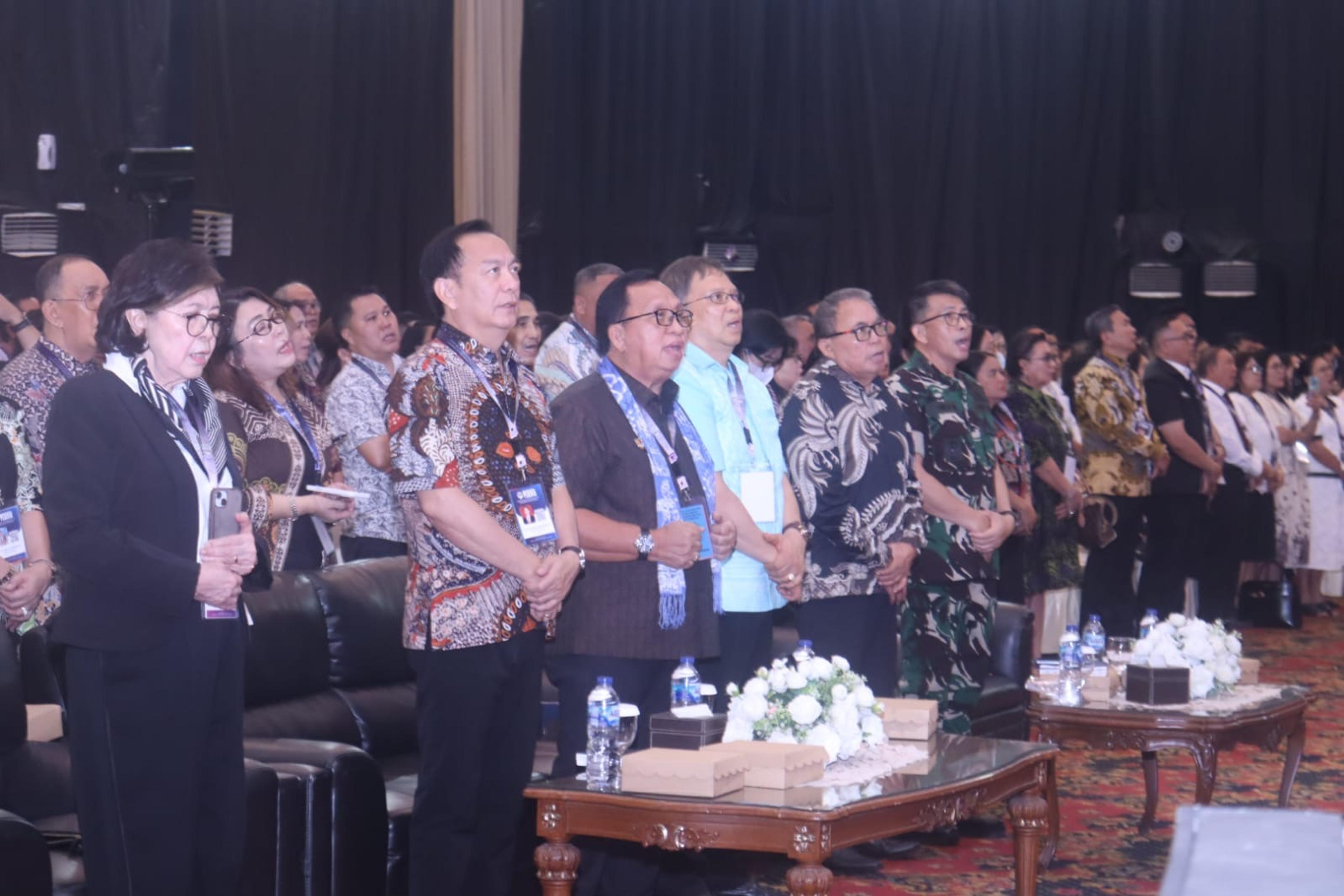 Wali Kota Tomohon Pnt. Caroll Senduk, bersama Ketua TP-PKK Daerah Kota Tomohon Pnt. drg. Jeand’arc Senduk-Karundeng menghadiri Ibadah Pembukaan Sidang Majelis Sinode Istimewa (SMSI) ke-82 GMIM Tahun 2026. (Ist)