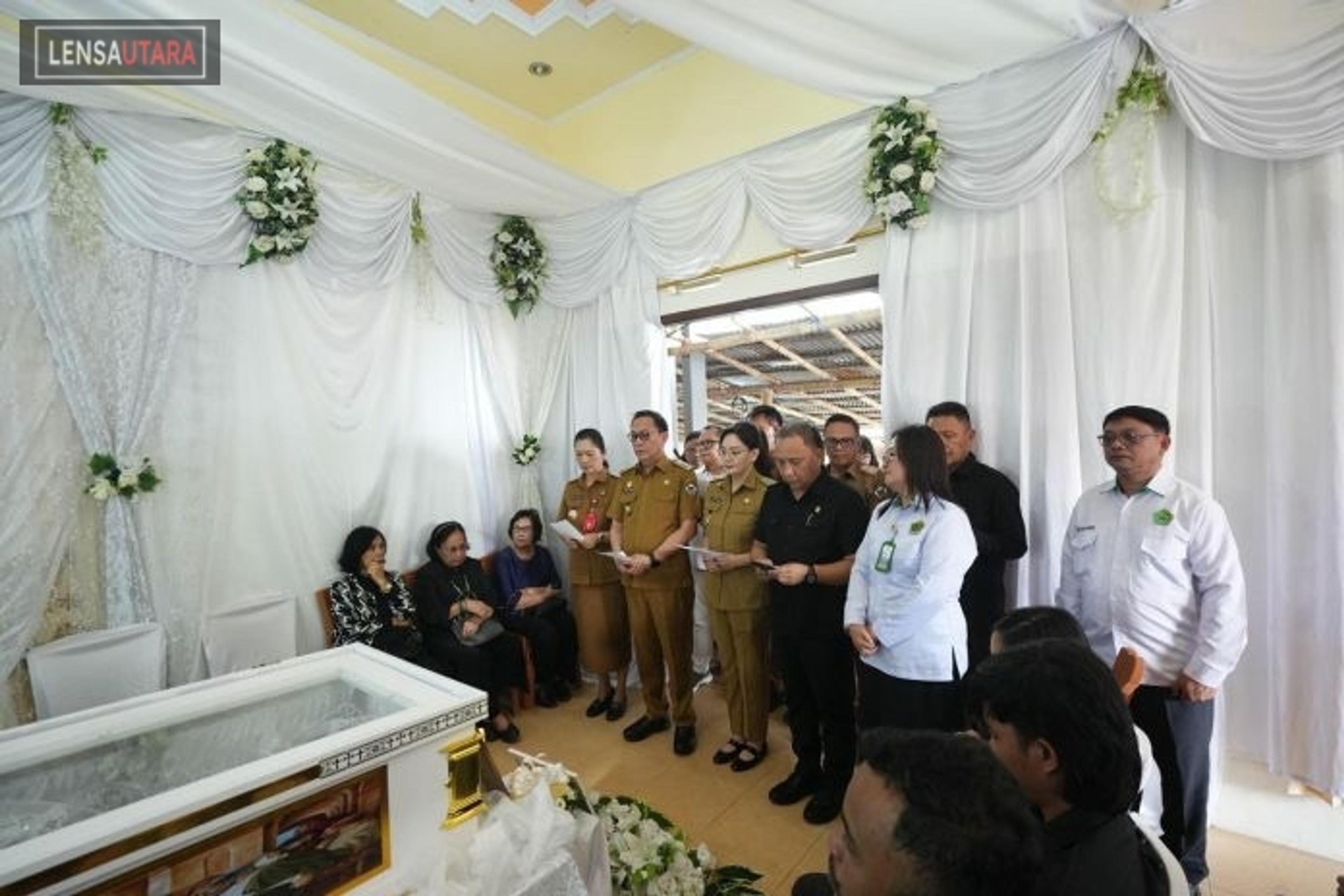 Caroll-Sendy Melayat ke Rumah Duka Meninggalnya Pdt Simon Jahja Surentu