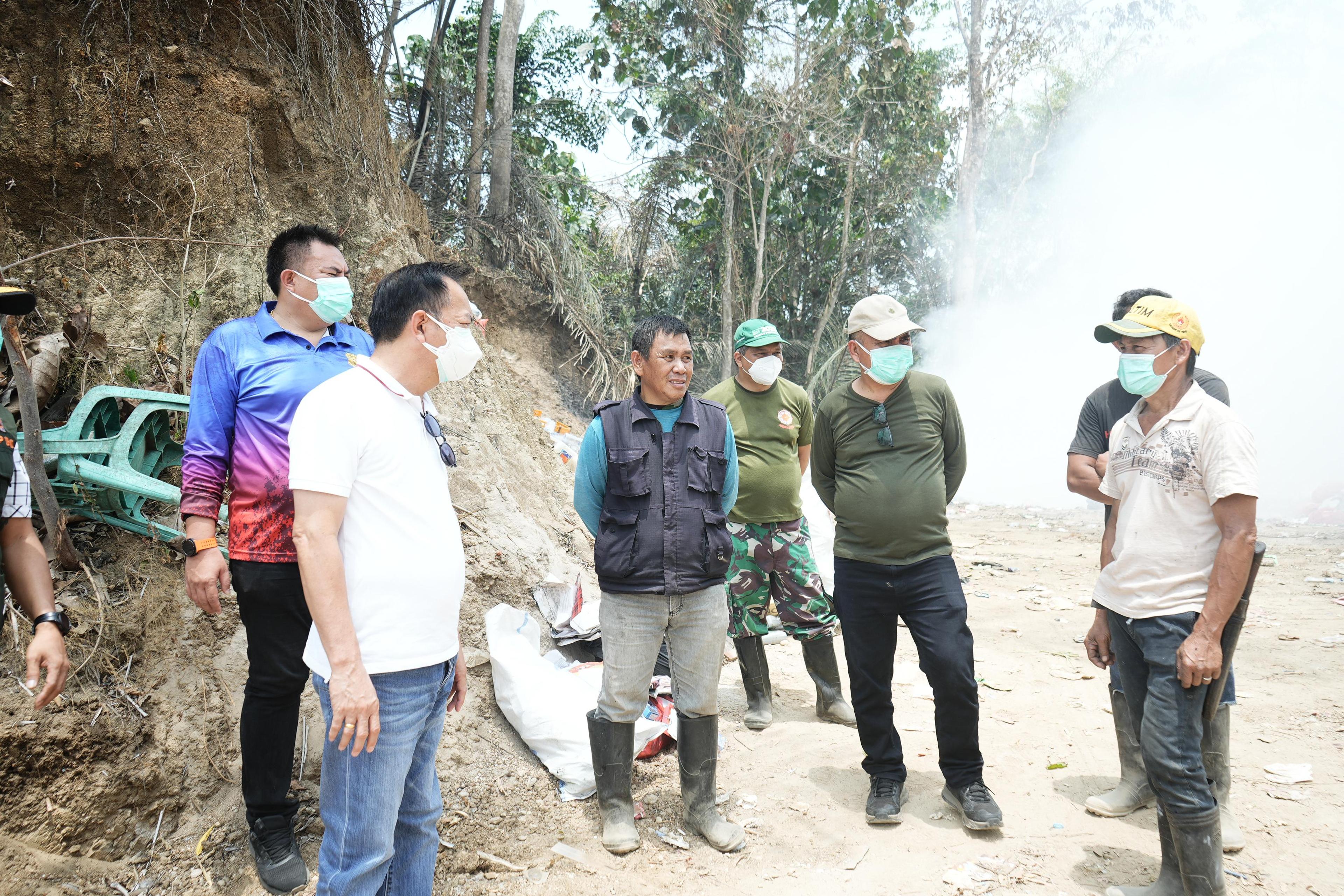 Wali Kota Tomohon Caroll Senduk, didampingi perangkat daerah terkait dan pemerintah setempat saat melakukan peninjauan di lokasi kebakaran hutan dan lahan (Karhutla) di TPA Taratara. (Ist)
