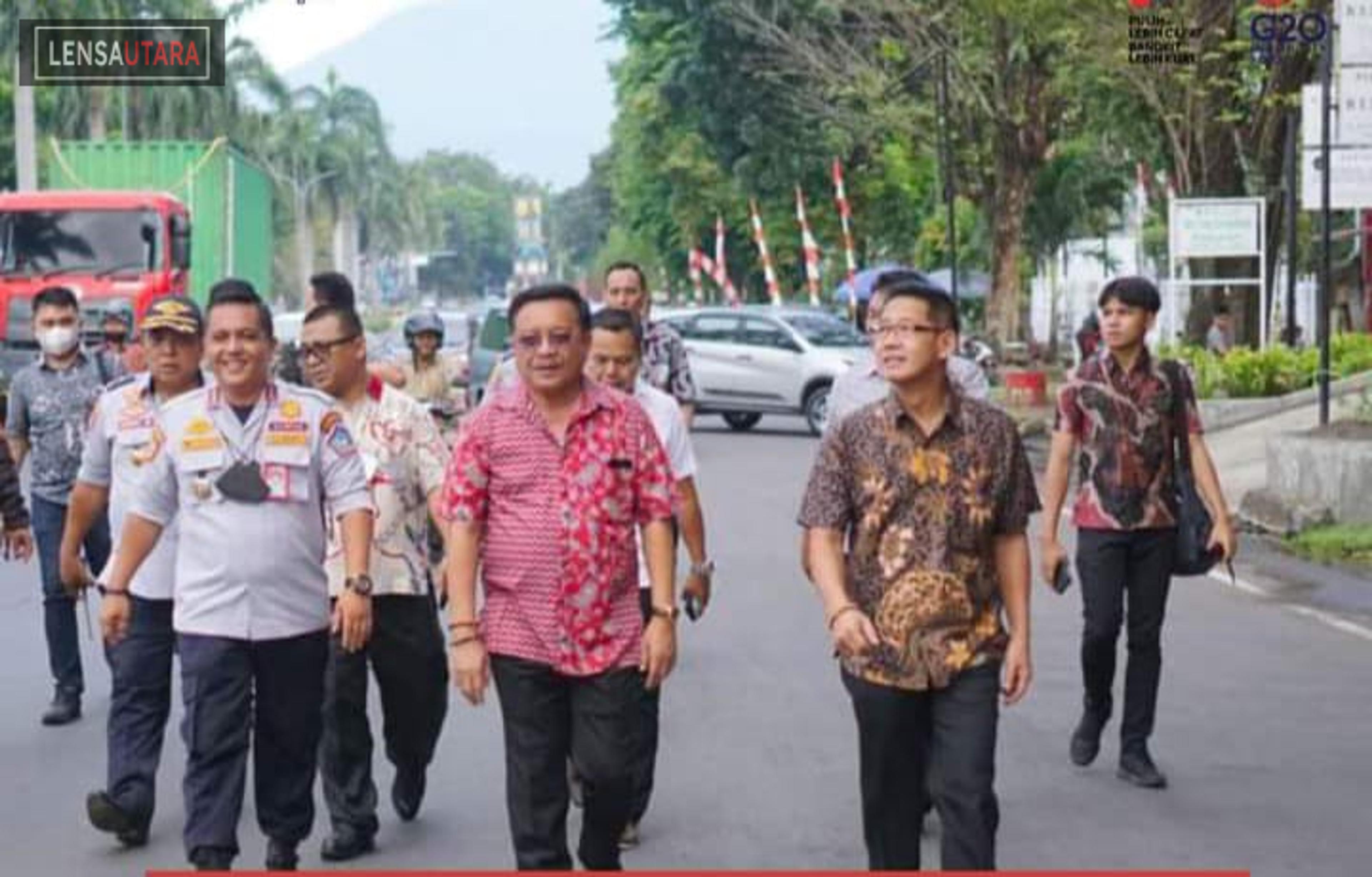 Wali Kota dan Wakil Walikota Bitung Jalan Kaki ke Kantor