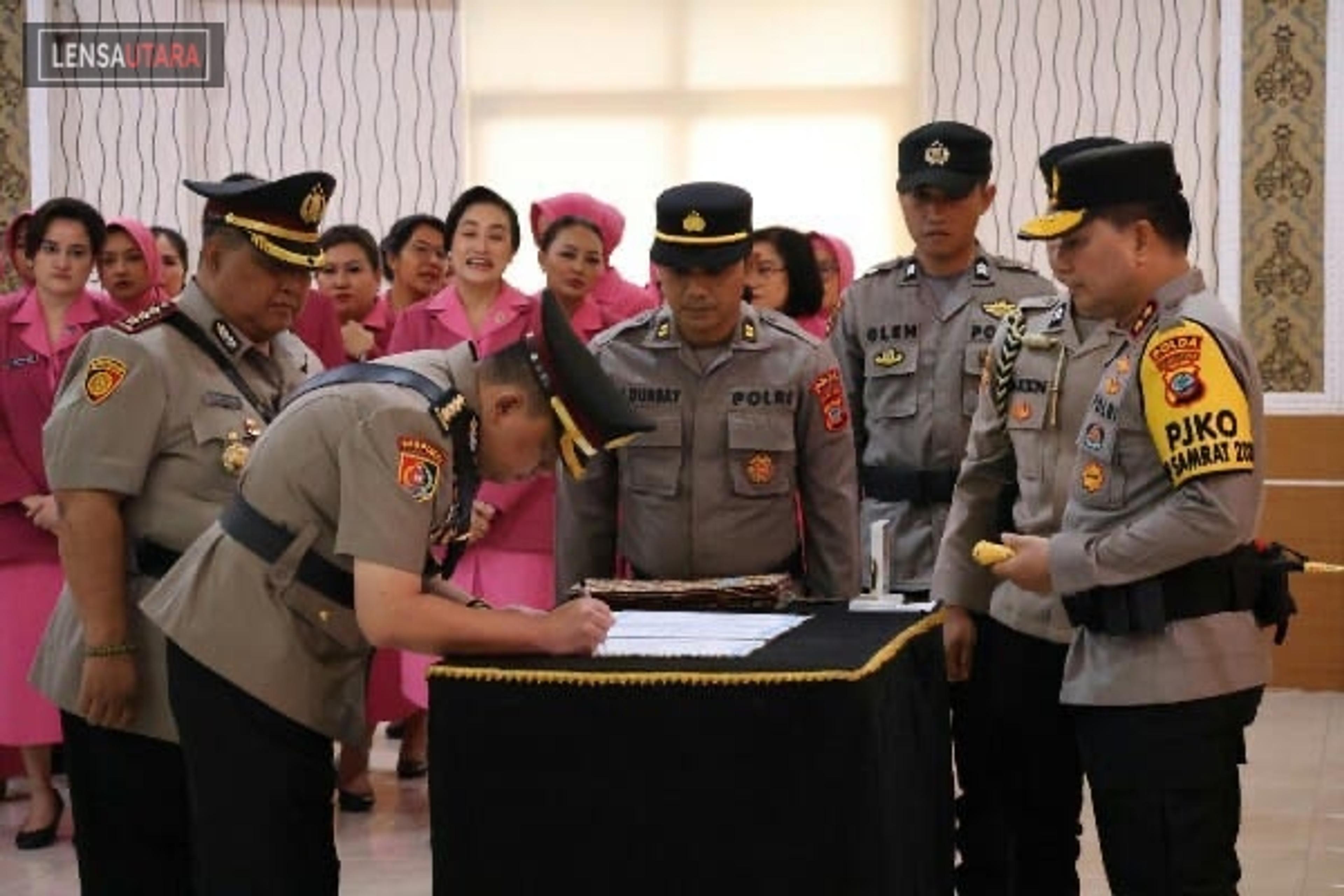 Kapolda Sulut PimpinSertijab 2 Direktur, 1 Kabid dan 3 Kapolres