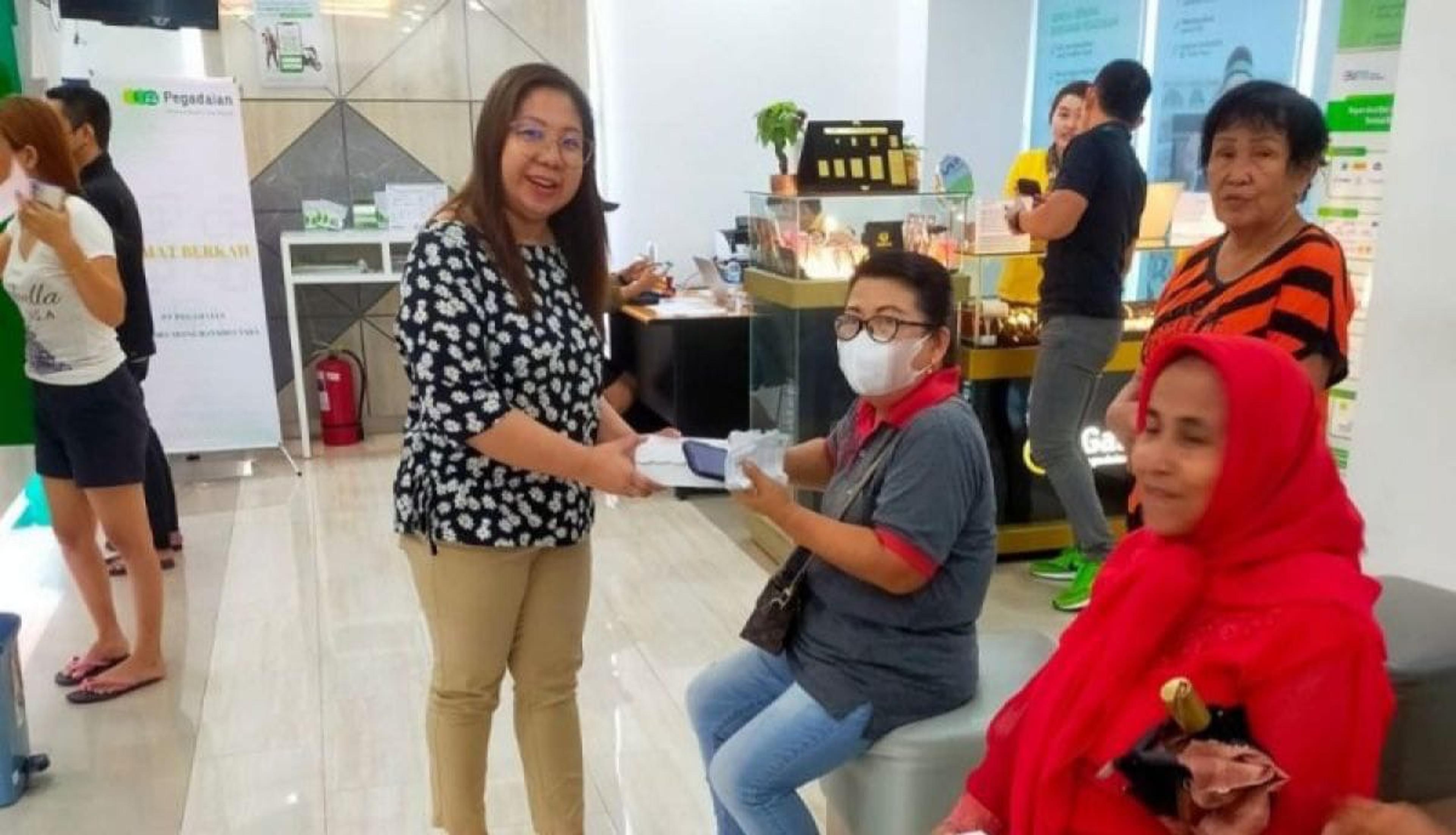 Pegadaian V Manado Lanjutkan Program “Mengetuk Pintu Langit,” Bagi-bagi Makanan Gratis