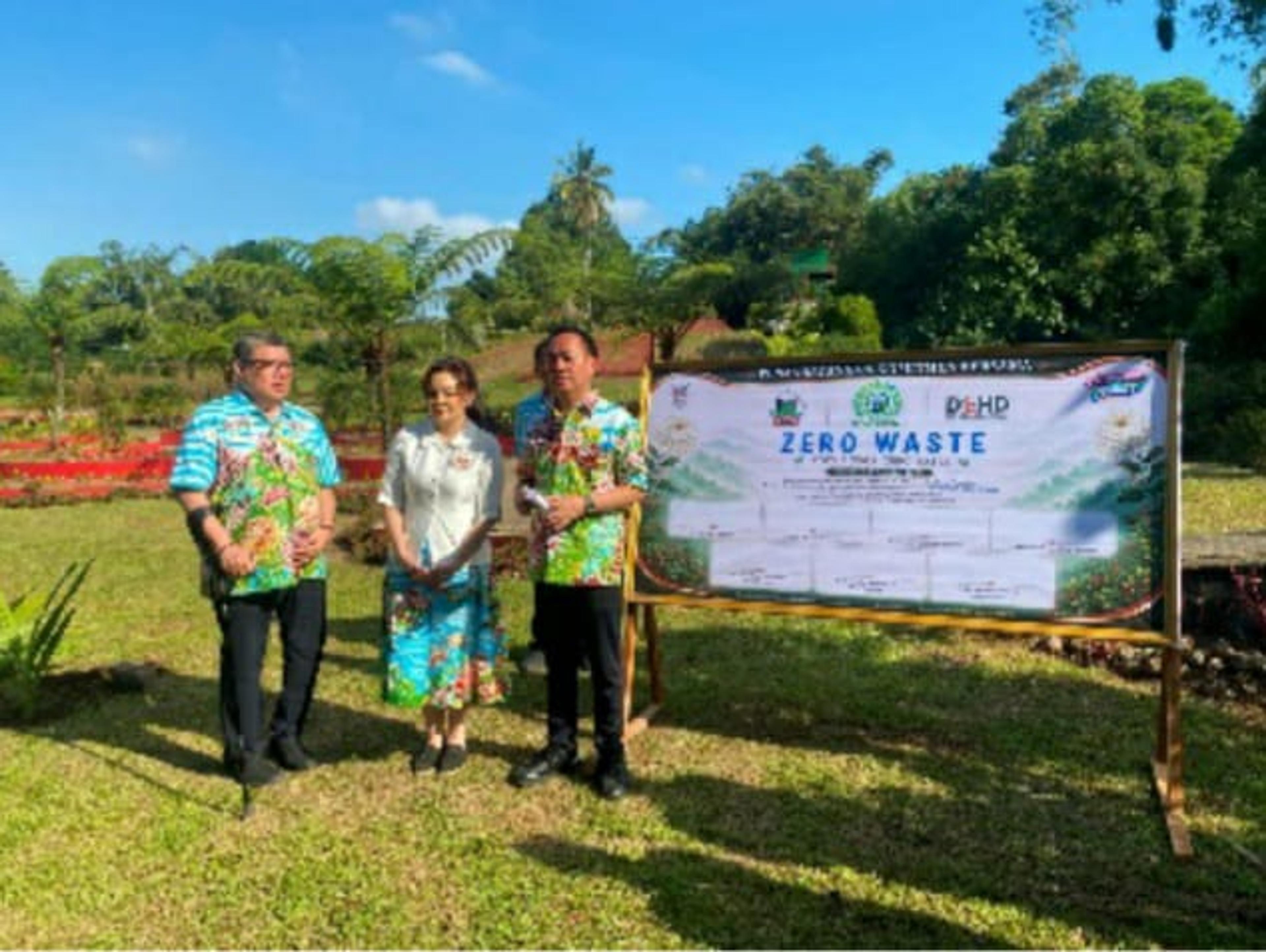 Foto bersama launching koperasi susu sapi perah dan launching Tomohon Zero Waste.(Foto: ist.)