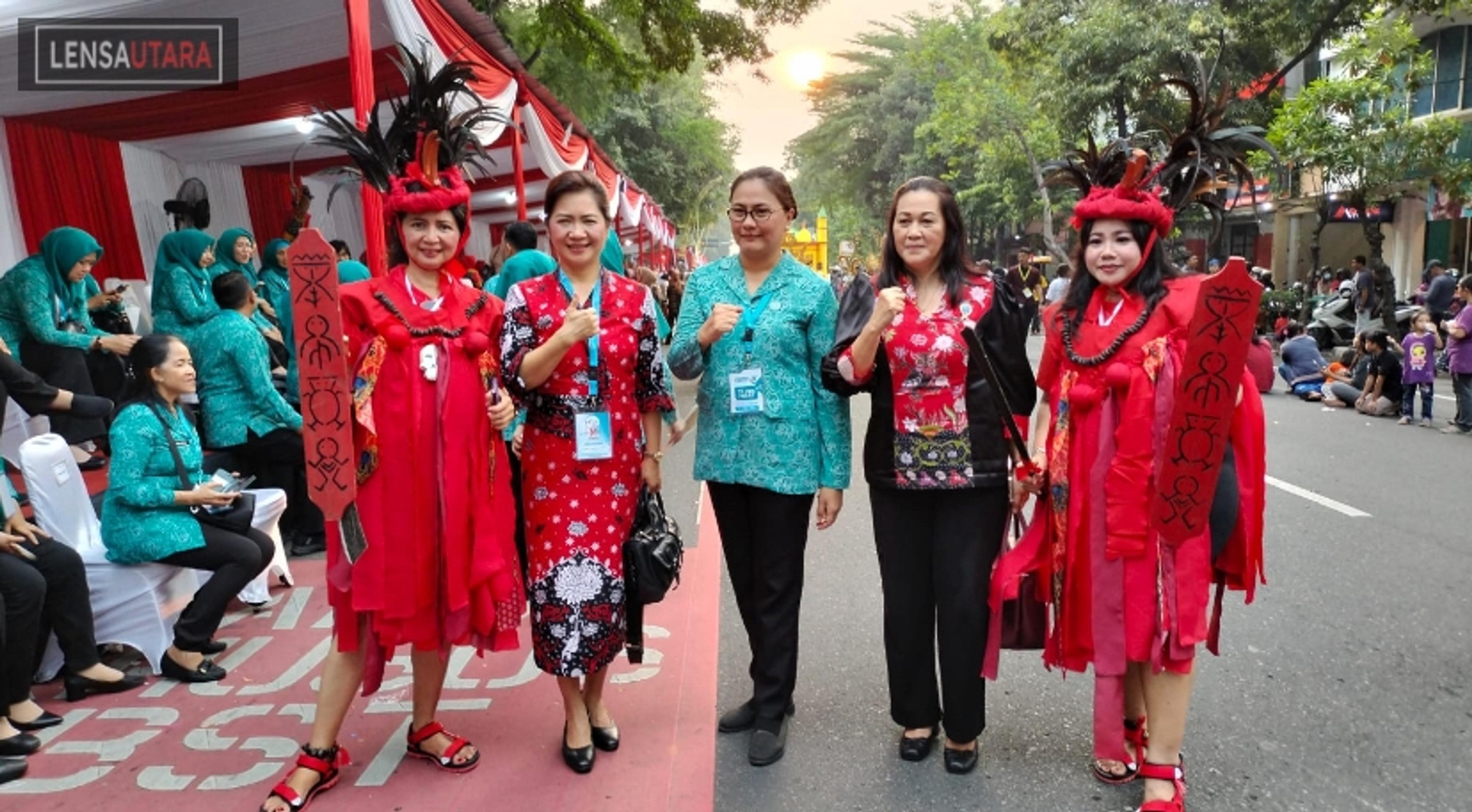 Tampil Unik, PKK Tomohon Ikut Devile Jamnas HKG-PKK Solo Pakai Baju Kabasaran
